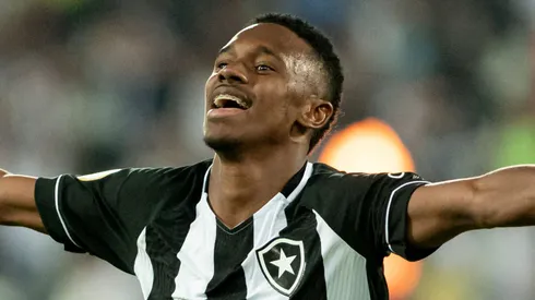 Jeffinho jogador do Botafogo comemora seu gol durante partida contra o Athletico-PR no estádio Engenhão pelo campeonato Brasileiro A 2022. Foto: Jorge Rodrigues/AGIF