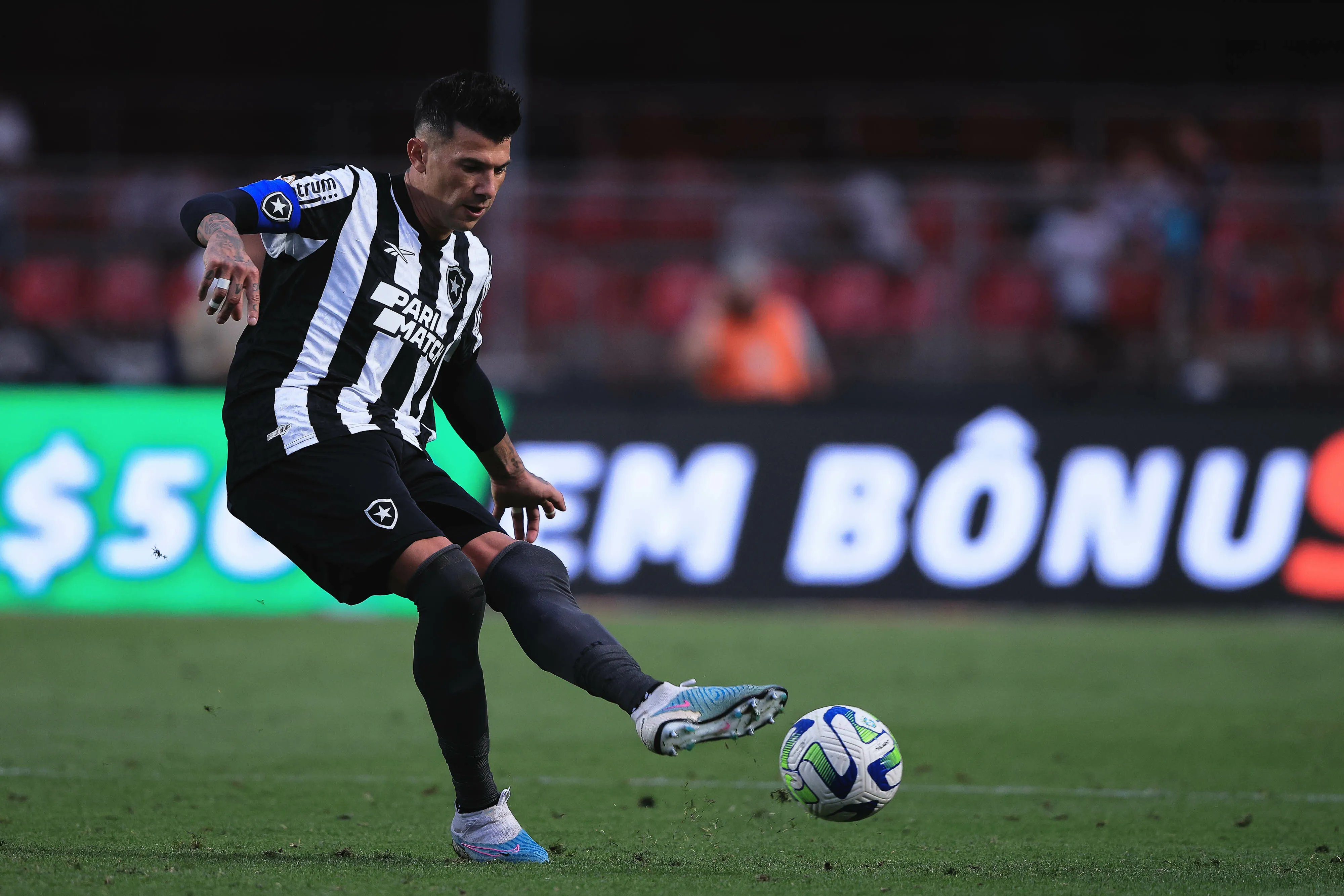 Victor Cuesta jogador do Botafogo durante partida contra o São Paulo no estadio Morumbi pelo campeonato Brasileiro A 2023. Foto: Ettore Chiereguini/AGIF
