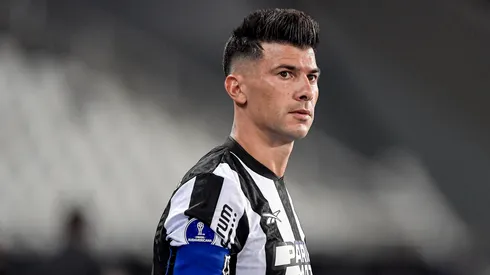Victor Cuesta jogador do Botafogo durante partida contra o Guarani-PAR no estadio Engenhao pelo campeonato Copa Sul-Americana 2023. Foto: Thiago Ribeiro/AGIF