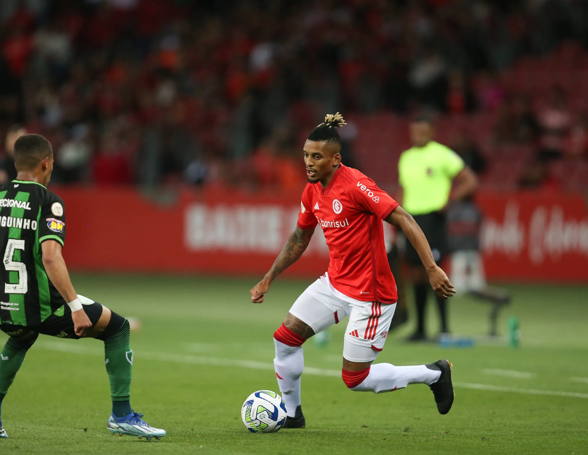 Dalbert jogador do Internacional durante partida contra o America-MG pelo campeonato Brasileiro A 2023. Foto: Giancarlo Santorum/AGIF