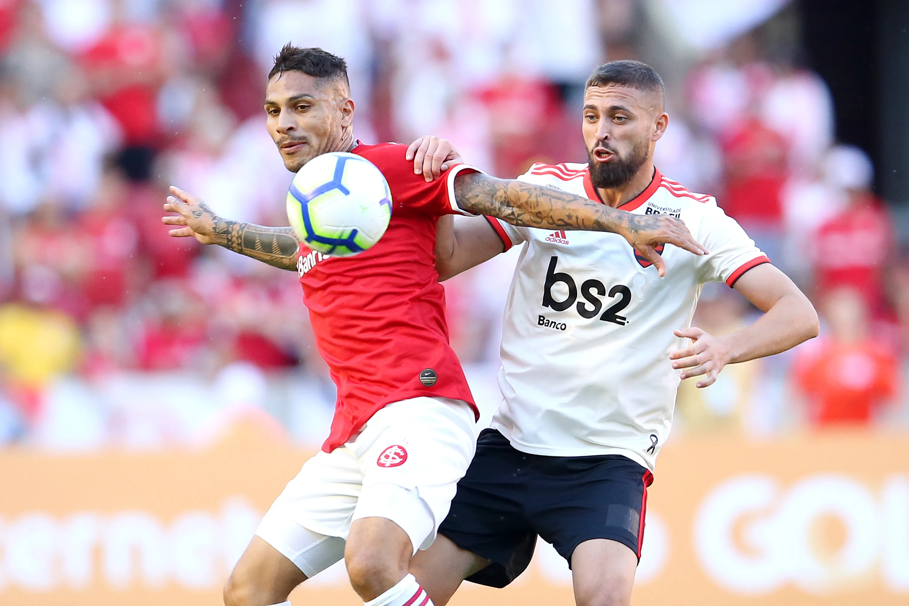 Paolo Guerrero do Internacional disputa lance com Leo Duarte do Flamengo durante partida no estadio Beira-Rio pelo campeonato Brasileiro A 2019 Foto: Pedro H. Tesch/AGIF