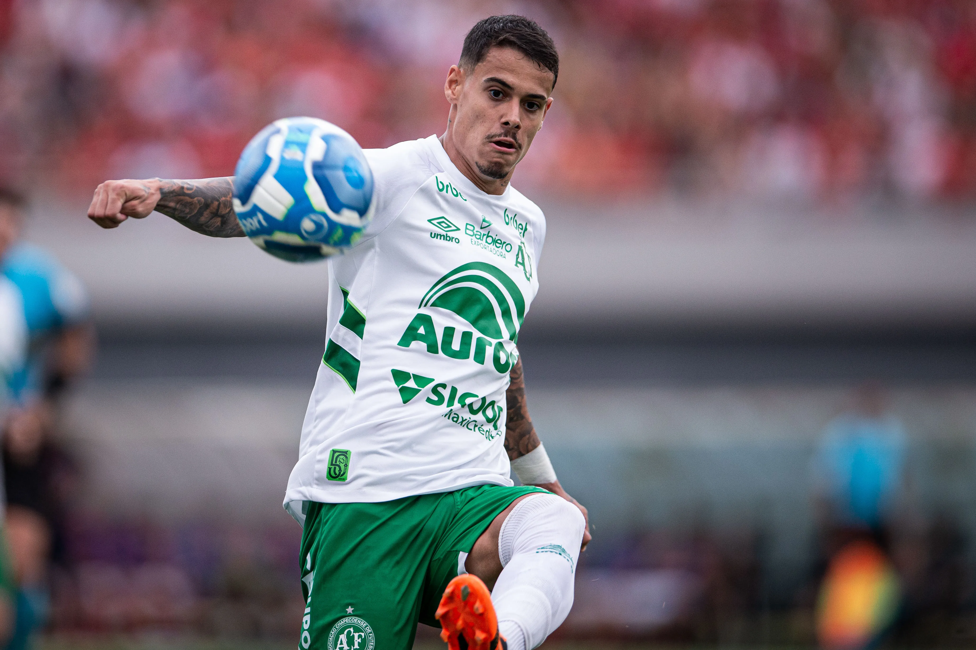 Lucas Freitas jogador do Chapecoense durante partida contra o Vila Nova-GO no estadio Serra Dourada pelo campeonato Brasileiro B 2023. Foto: Isabela Azine/AGIF
