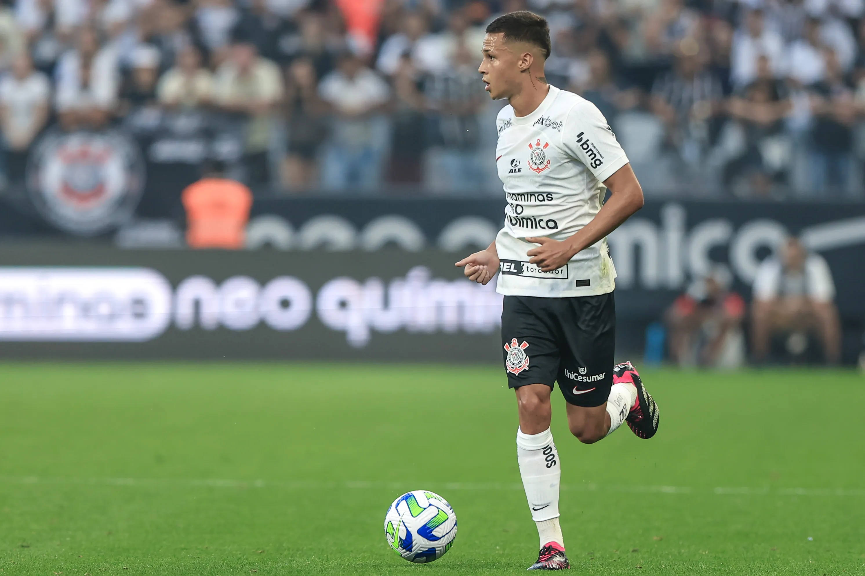 Matheus Araujo em ação pelo Corinthians. Foto: Marcello Zambrana/AGIF