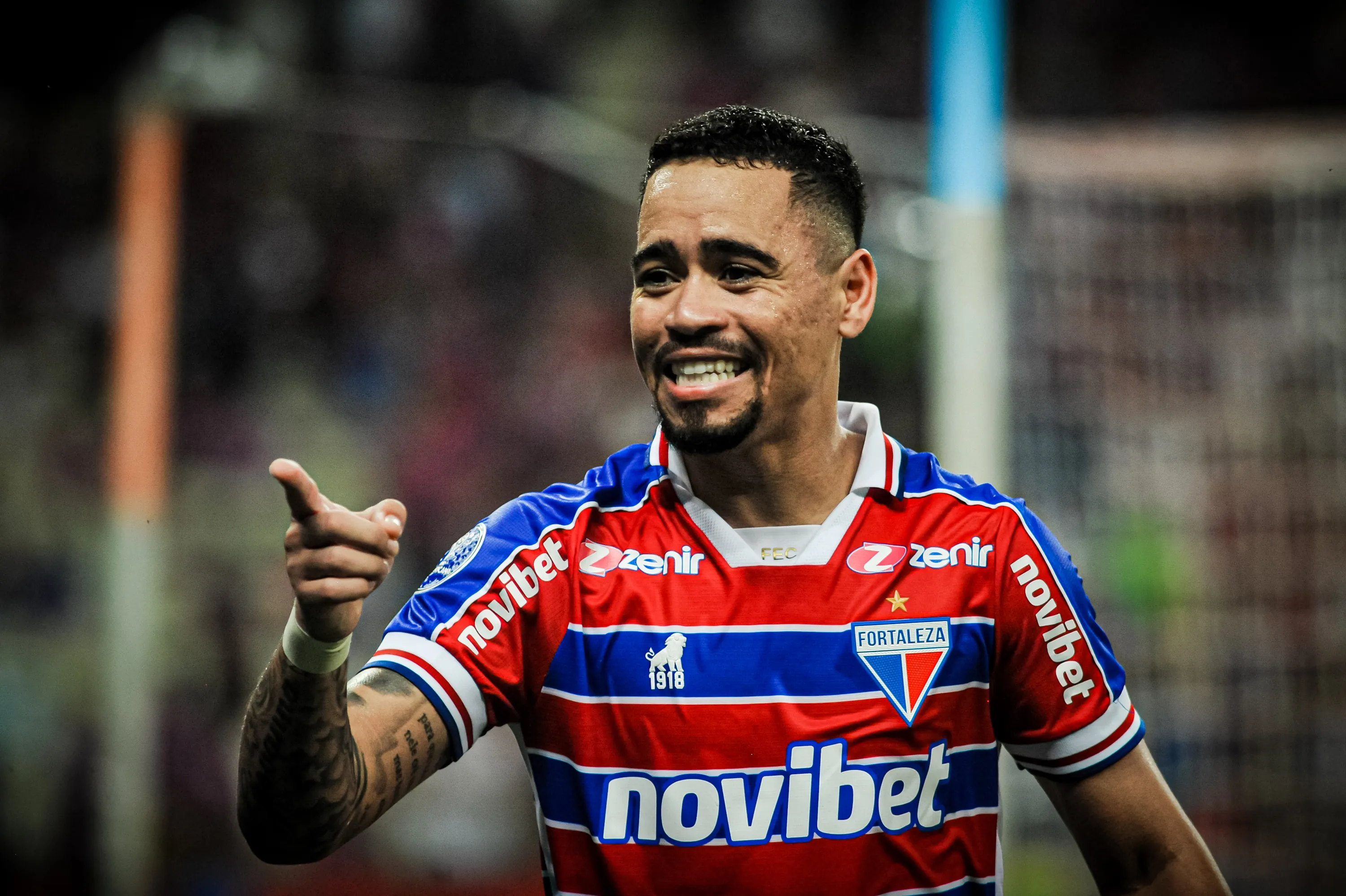 Yago Pikachu comemora seu gol com jogadores do seu time durante partida contra o Estudiantes de Merida no estadio Arena Castelao pelo campeonato Copa Sul-Americana 2023. Foto: Kely Pereira/AGIF
