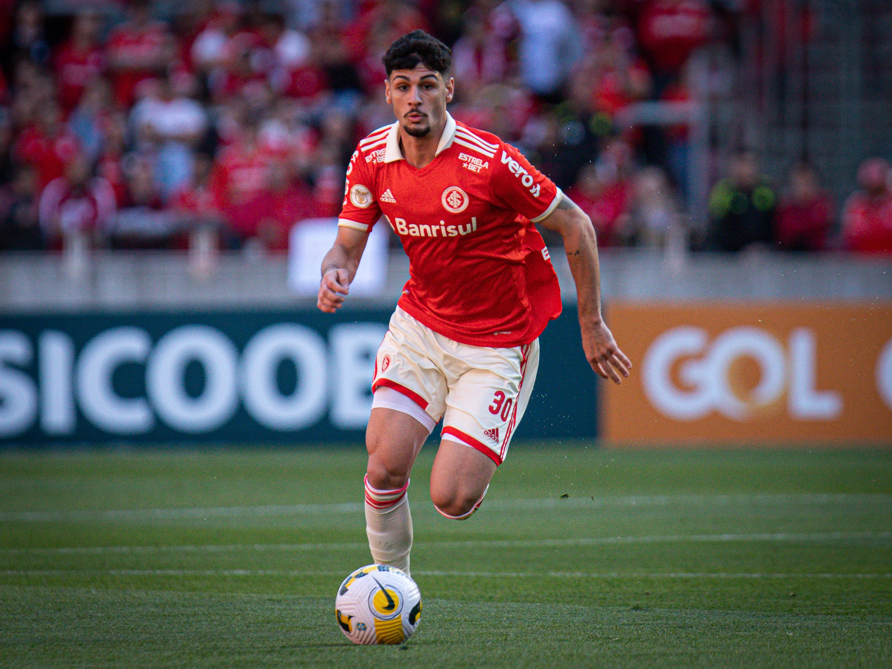 Johnny durante partida contra o Cuiaba no estadio Beira-Rio pelo campeonato Brasileiro A 2022. Foto: Maxi Franzoi/AGIF