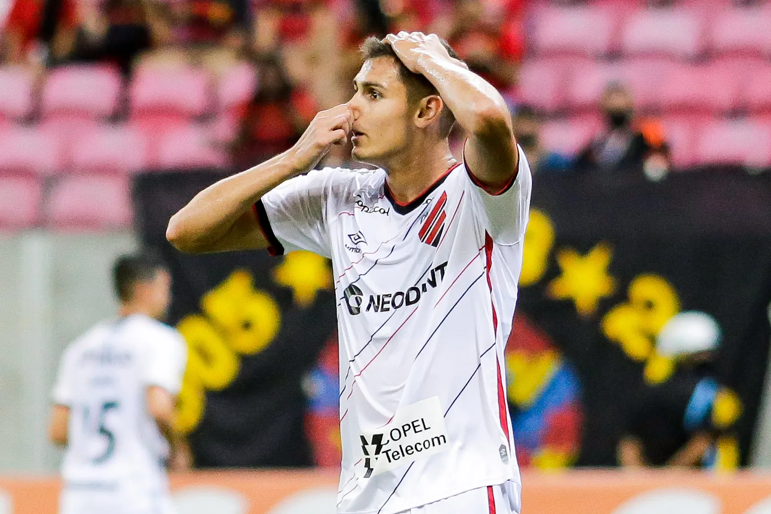 Lucas Fasson lamenta chance perdida durante partida contra o Sport no estadio Arena Pernambuco pelo campeonato Brasileiro A 2021. Foto: Rafael Vieira/AGIF