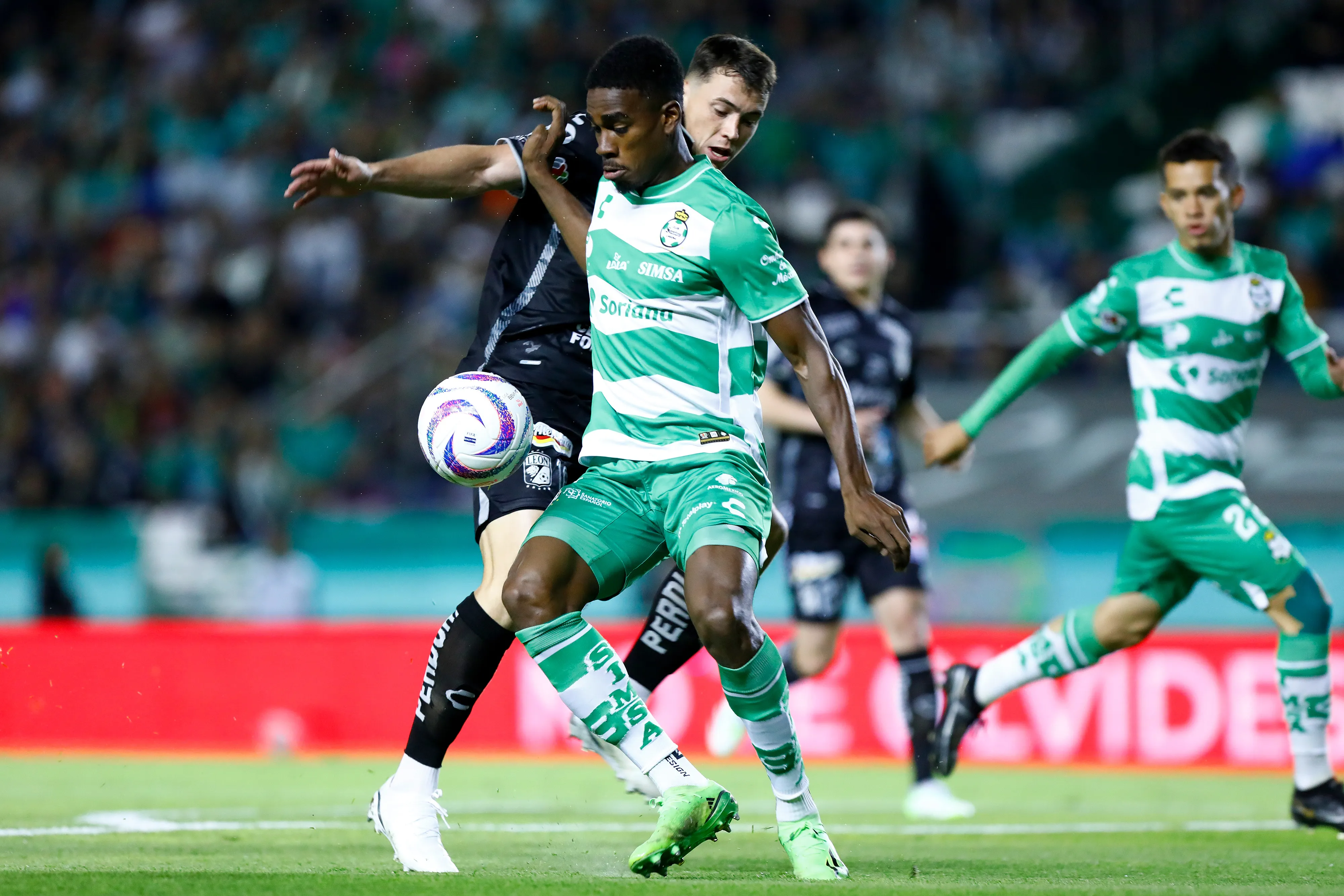 Photo by Leopoldo Smith/Getty Images – Félix Torres em ação pelo Santos de Laguna.