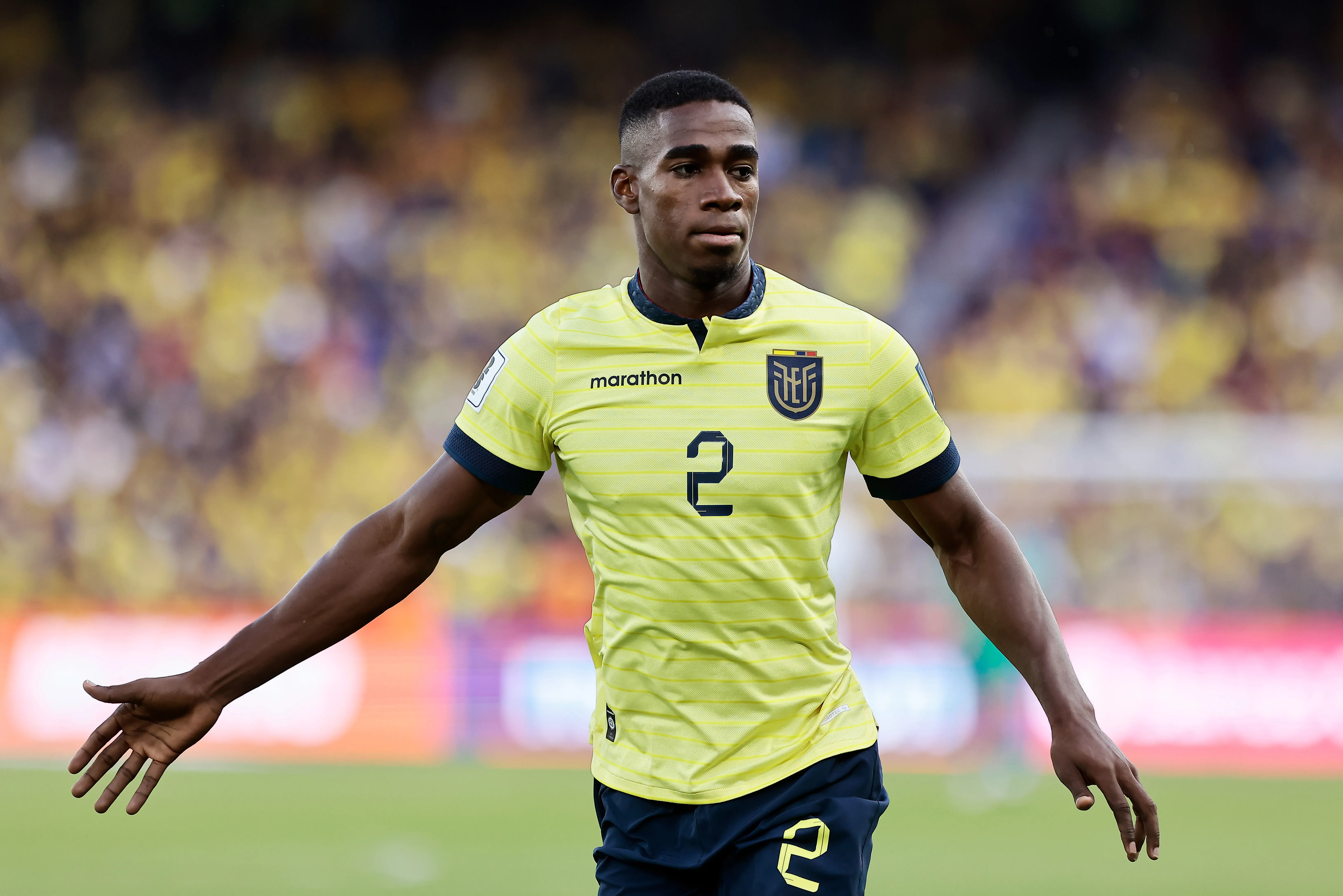 Photo by Franklin Jacome/Getty Images – Félix Torres em ação com a camisa da Seleção do Equador.