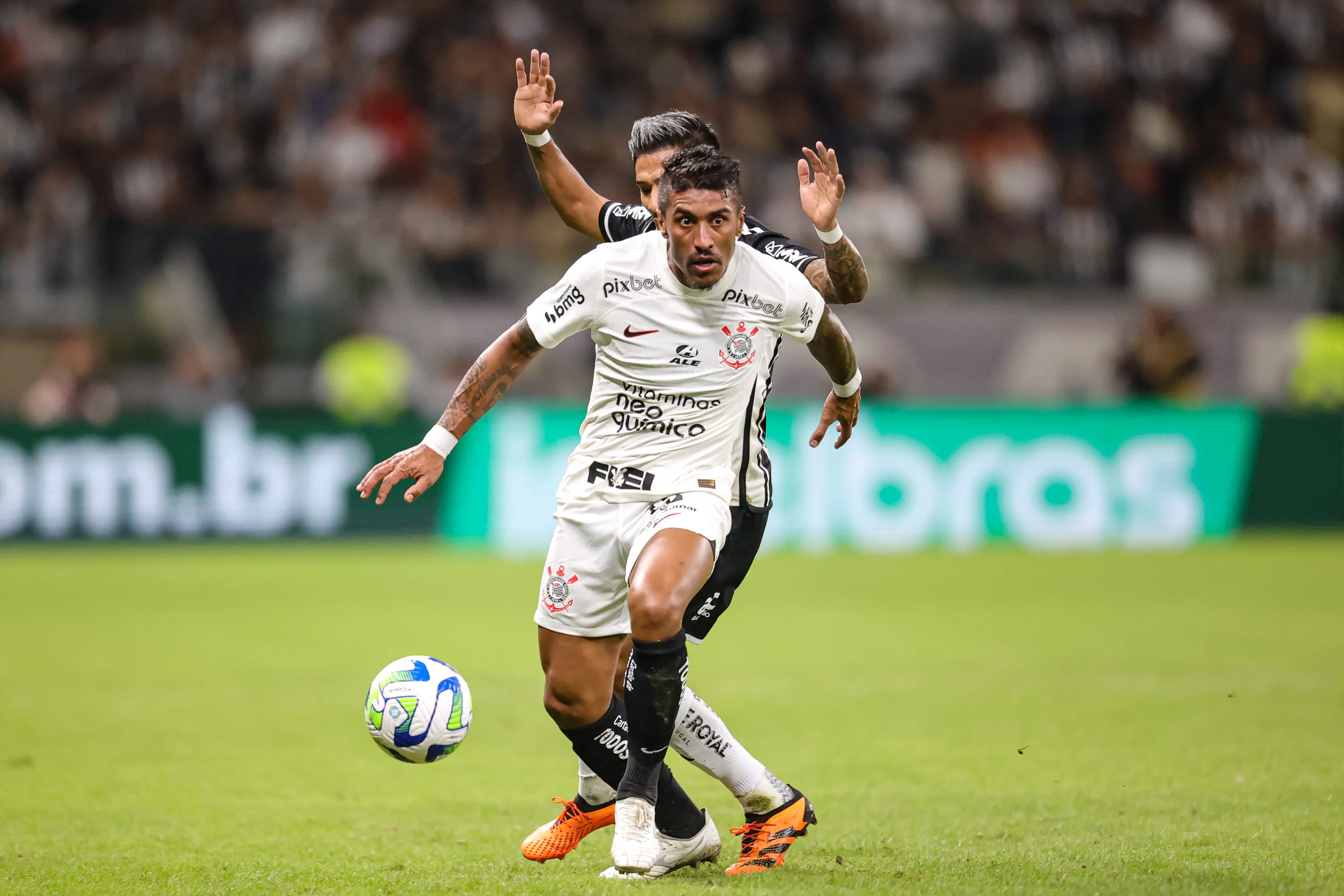 Foto: Gilson Junio/AGIF – Paulinho em ação pelo Corinthians na Copa do Brasil.