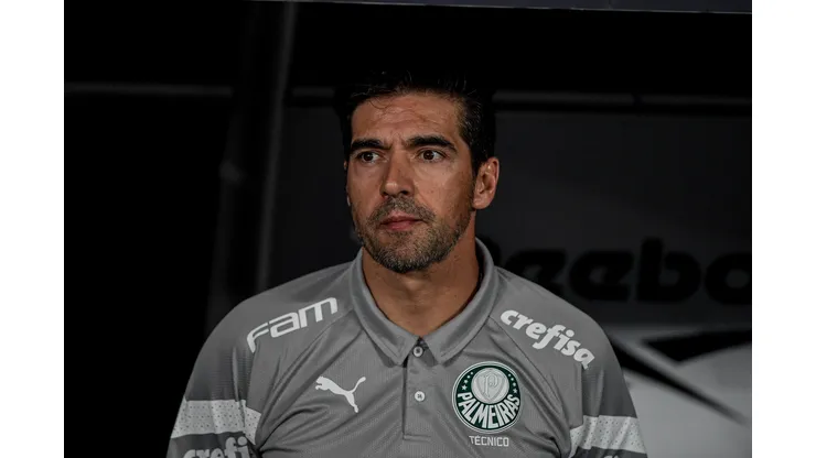 RJ - RIO DE JANEIRO - 01/11/2023 - BRASILEIRO A 2023, BOTAFOGO X PALMEIRAS - Abel Ferreira tecnico do Palmeiras durante partida contra o Botafogo no estadio Engenhao pelo campeonato Brasileiro A 2023. Foto: Thiago Ribeiro/AGIF