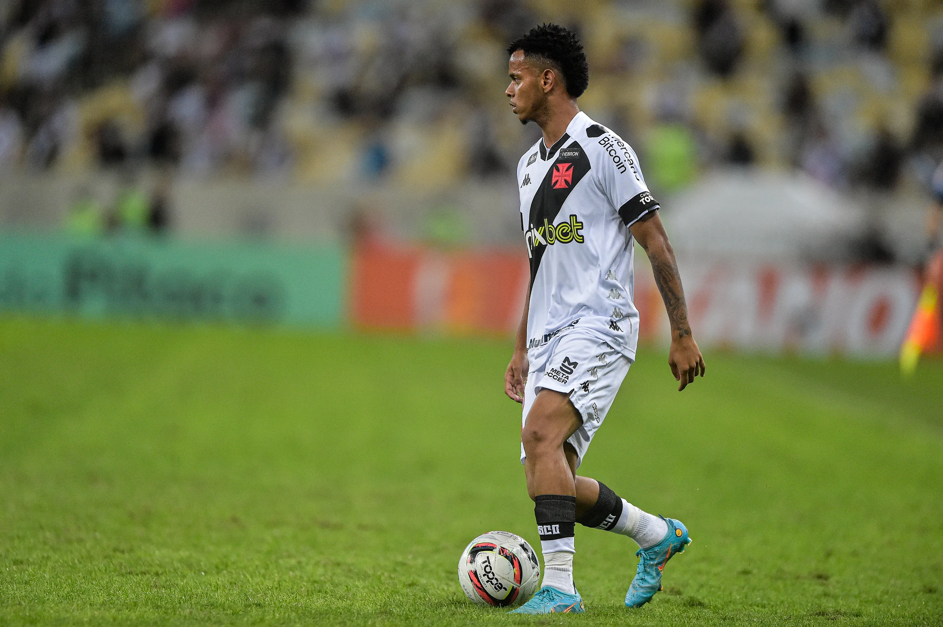 Foto: Thiago Ribeiro/AGIF – Riquelme em ação pelo Vasco no Campeonato Brasileiro.
