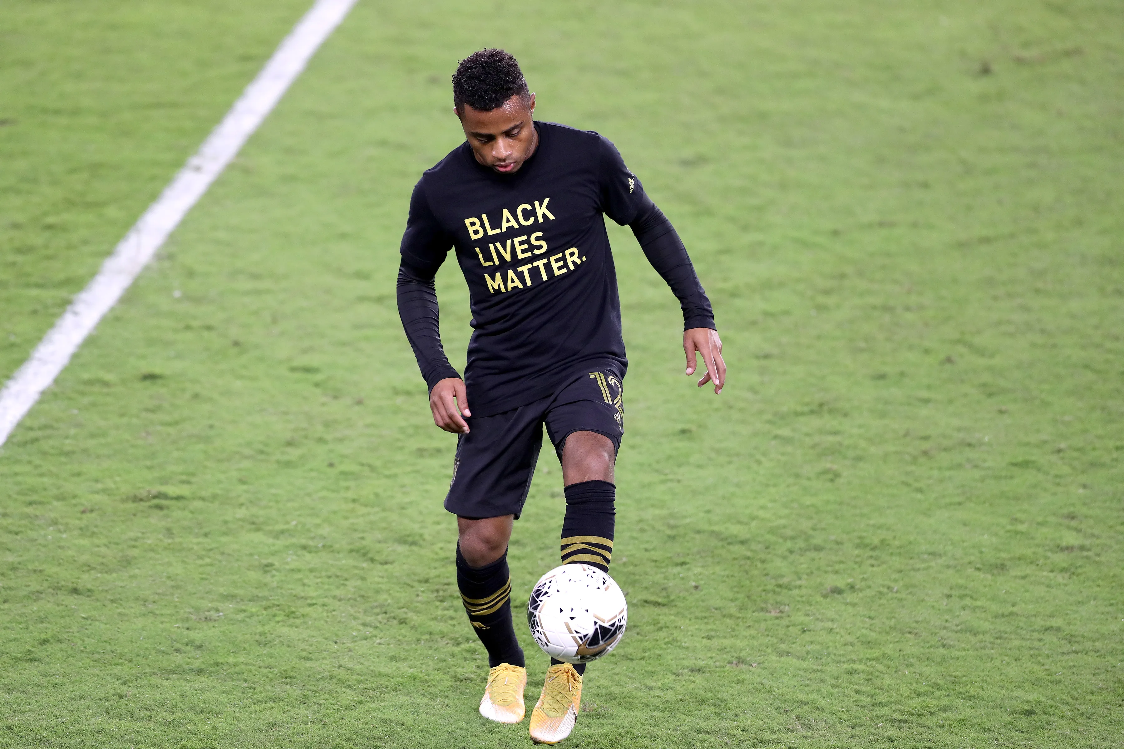 Photo by Alex Menendez/Getty Images – Diego Palacios em ação pelo LA FC em 2020.