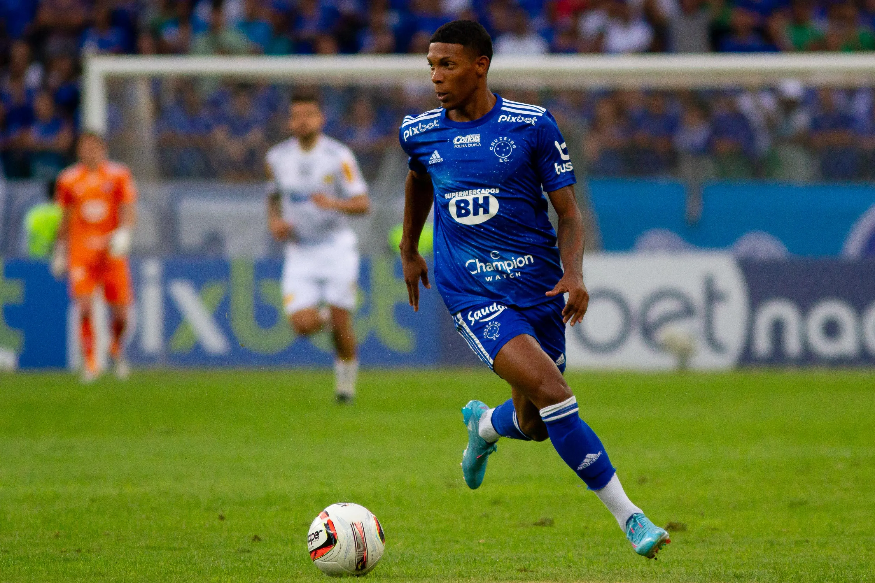 Foto: Fernando Moreno/AGIF – Vitor Leque em ação pelo Cruzeiro.
