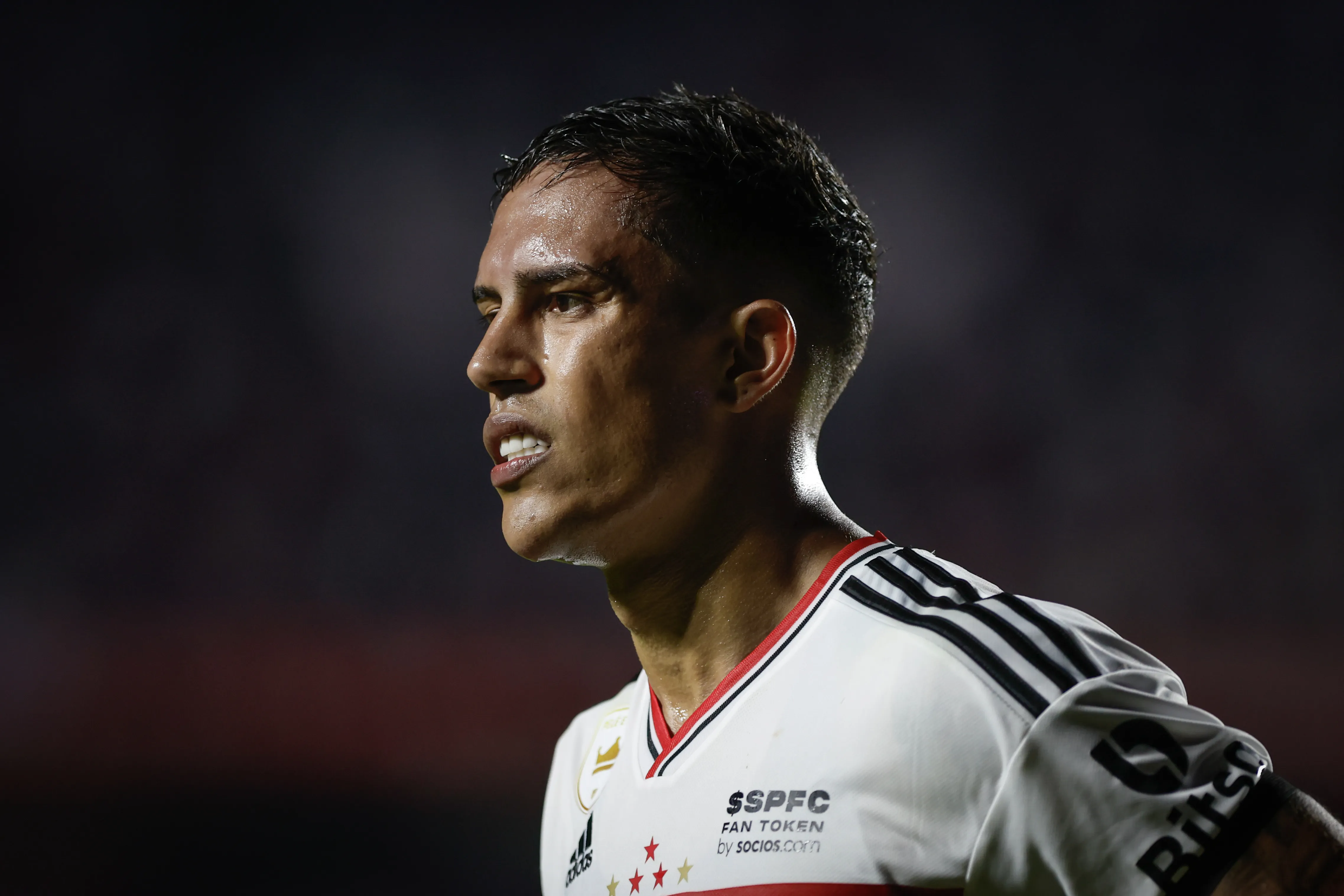 Foto: Marcello Zambrana/AGIF – Igor Vinicius em ação com a camisa do São Paulo.