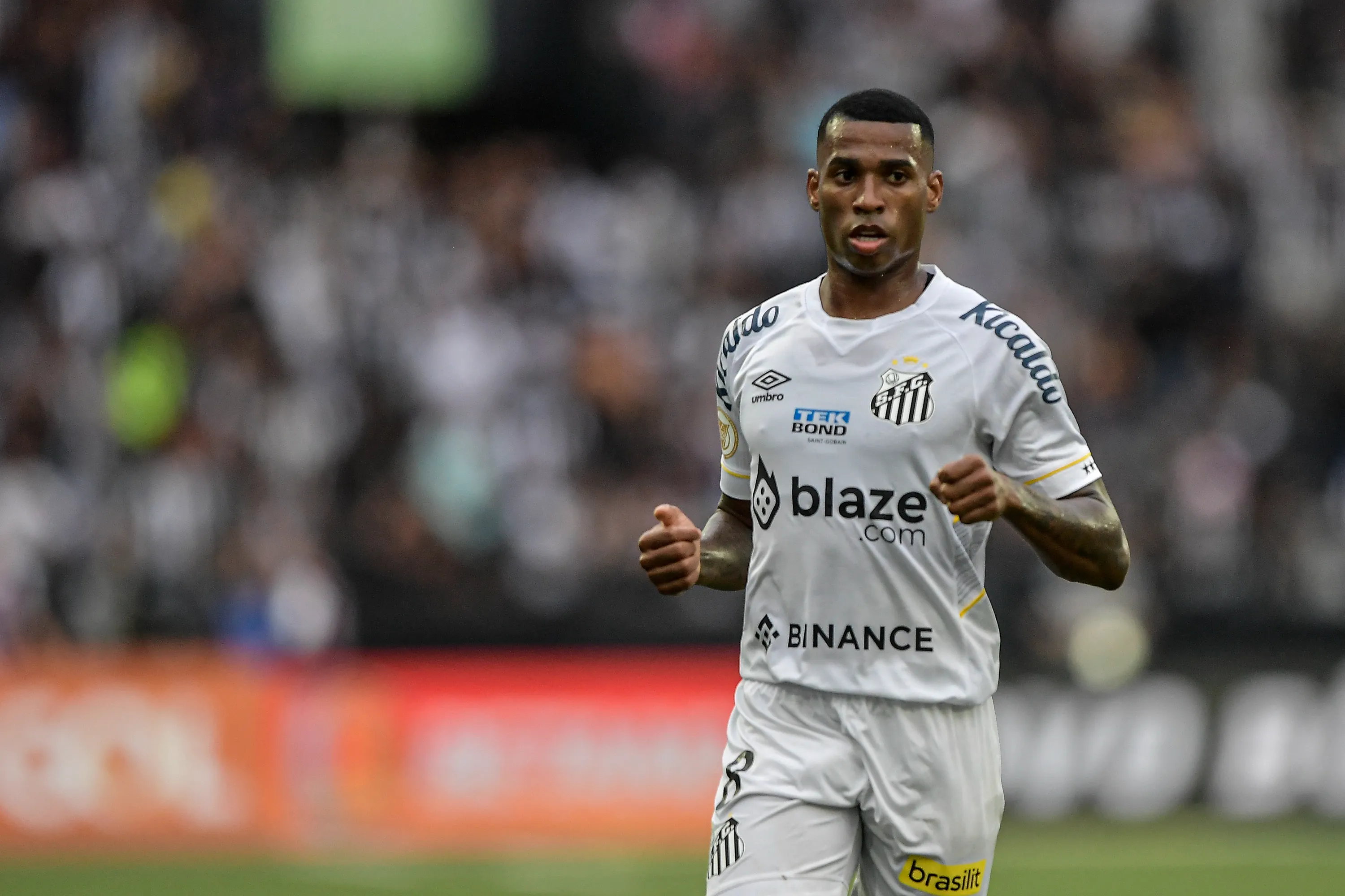 Jean Lucas jogador do Santos durante partida contra o Botafogo no estádio Engenhão pelo campeonato Brasileiro A 2023. Foto: Thiago Ribeiro/AGIF