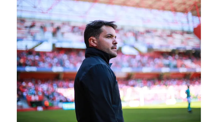 Nicolás Larcamón, técnico do Cruzeiro. Foto: Manuel Velasquez/Getty Images