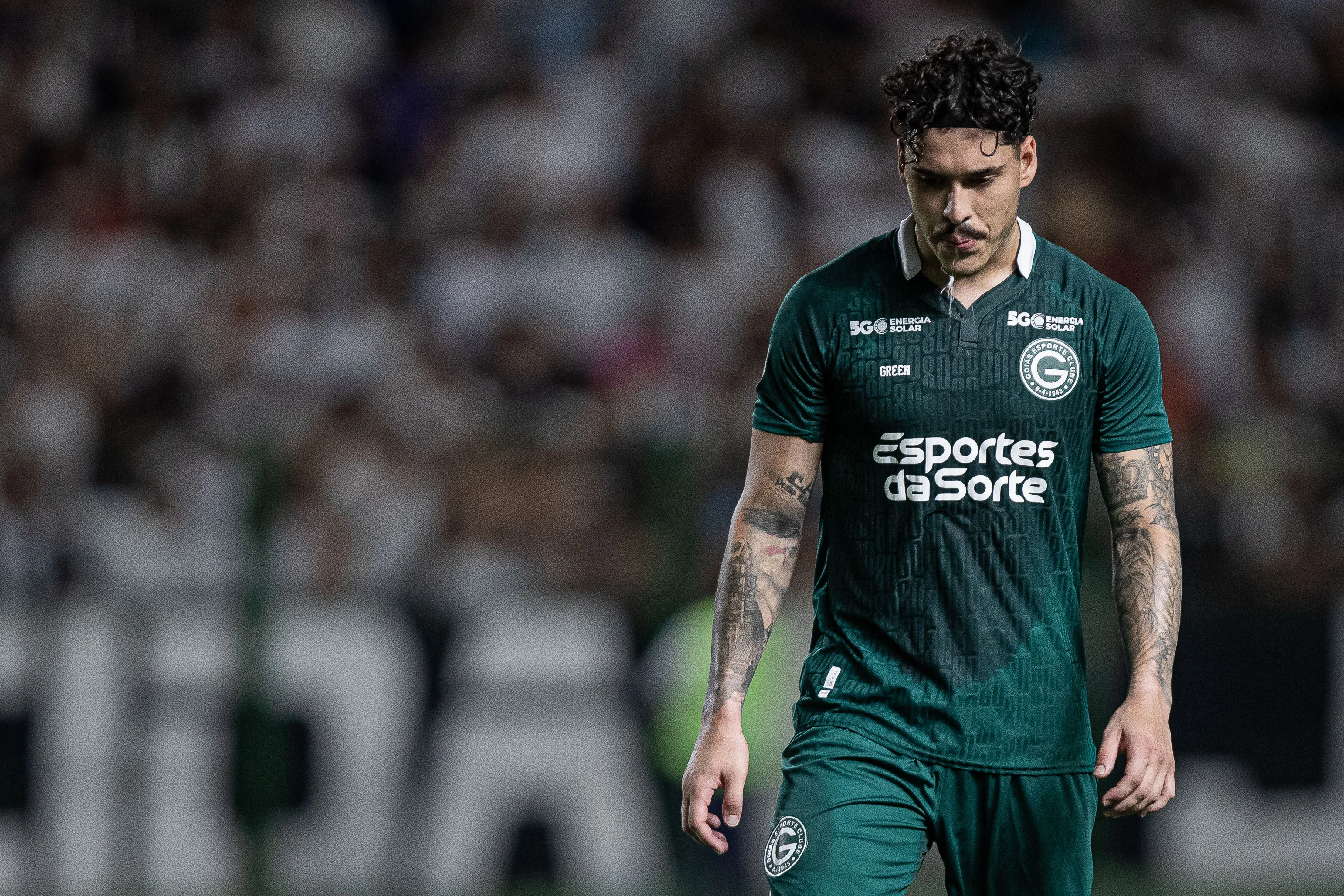 Foto: Heber Gomes/AGIF – Lucas Halter em ação pelo Goiás na temporada.