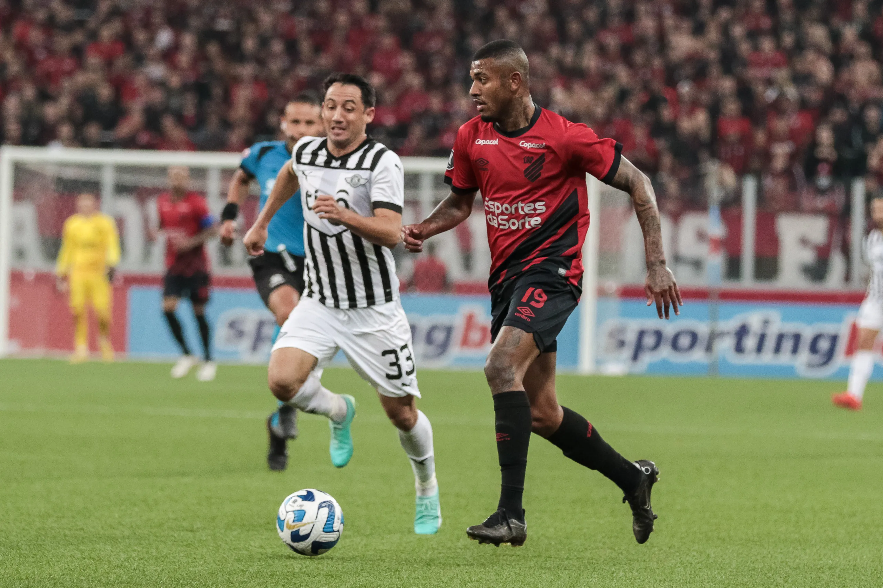 Foto: Robson Mafra/AGIF – Thiago Andrade em ação pelo Athletico-PR.