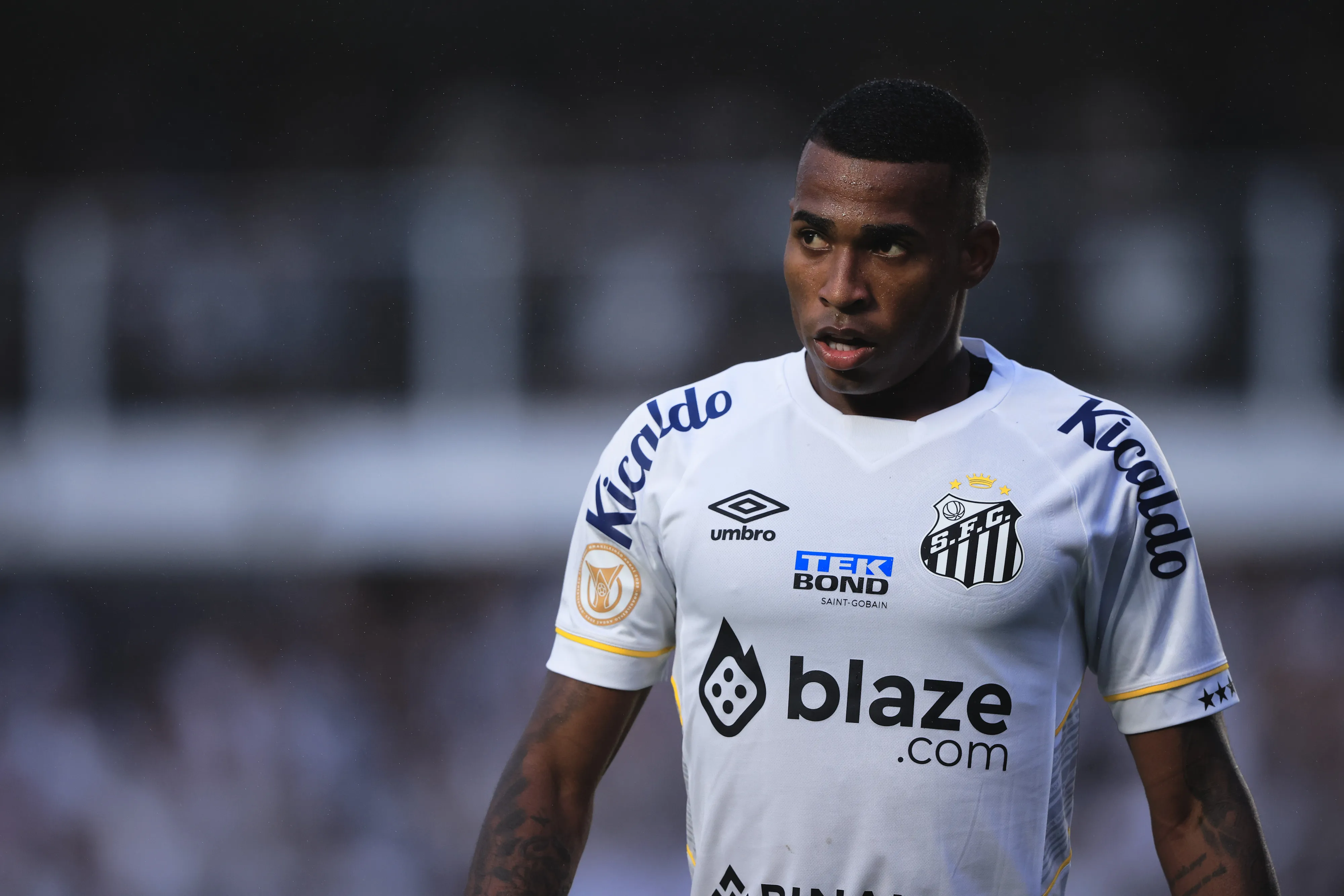 Jean Lucas jogador do Santos durante partida contra o Vasco no estadio Vila Belmiro pelo campeonato Brasileiro A 2023. Foto: Ettore Chiereguini/AGIF