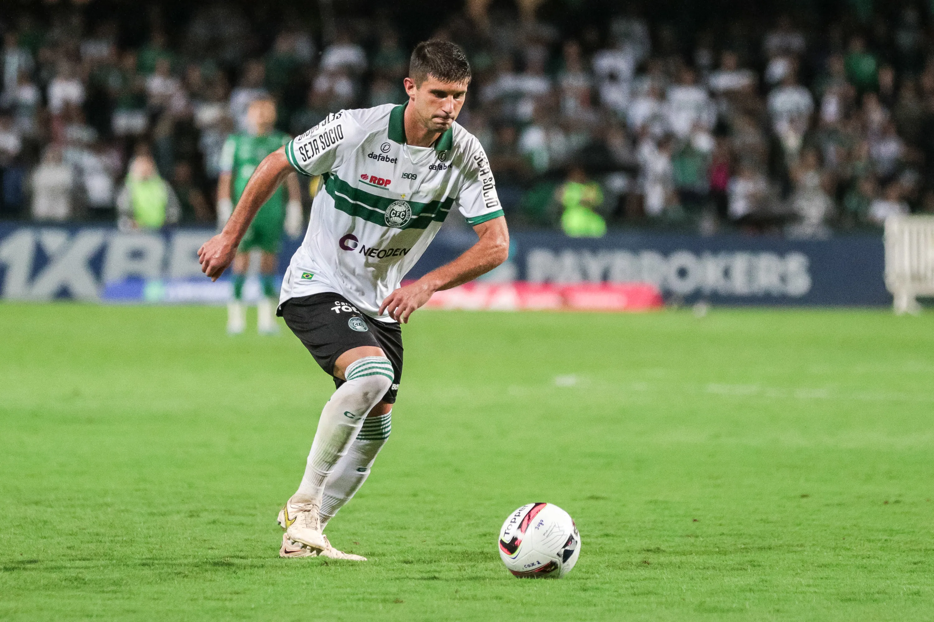 Kuscevic jogador do Coritiba durante partida contra o FC Cascavel no estadio Couto Pereira pelo campeonato Paranaense 2023. Foto: Robson Mafra/AGIF