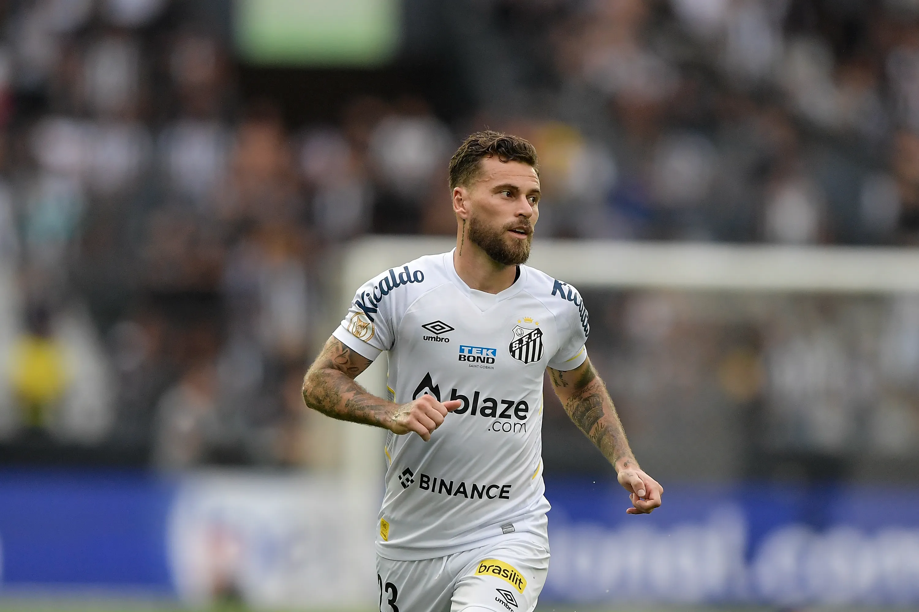 Foto: Thiago Ribeiro/AGIF – Lucas Lima em ação pelo Santos no Campeonato Brasileiro.