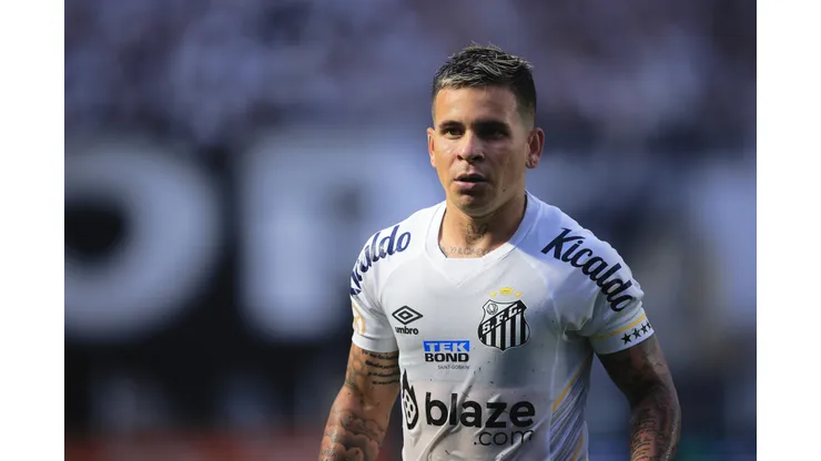 SP - SANTOS - 01/10/2023 - BRASILEIRO A 2023, SANTOS X VASCO - Soltedo jogador do Santos durante partida contra o Vasco no estadio Vila Belmiro pelo campeonato Brasileiro A 2023. Foto: Ettore Chiereguini/AGIF