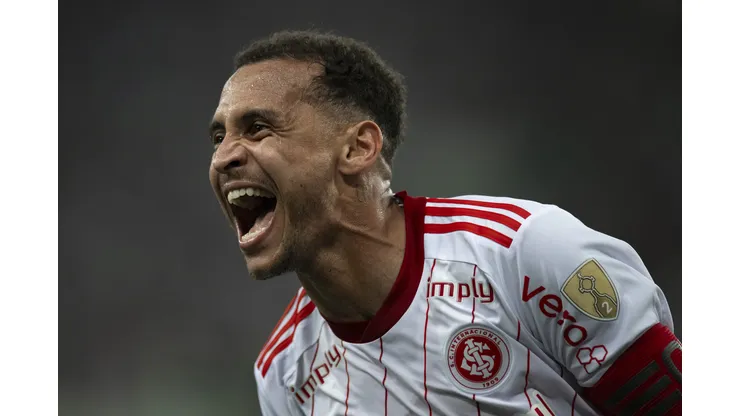 Alan Patrick jogador do Internacional comemora seu gol durante partida contra o Fluminense no estadio Maracana pelo campeonato Libertadores 2023. Foto: Jorge Rodrigues/AGIF