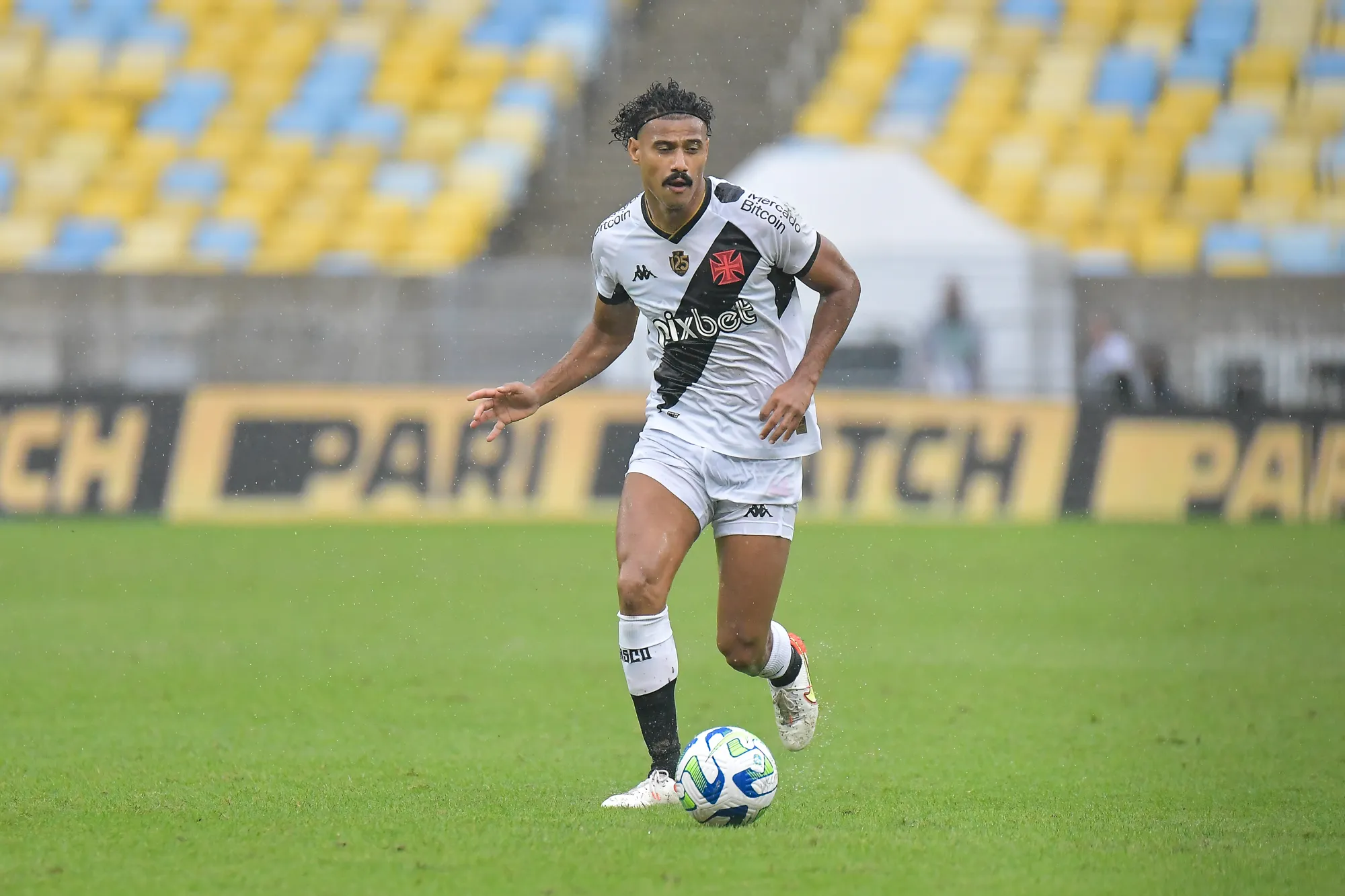 Gabriel Dias pode jogar no Vitória em 2024. Foto: Thiago Ribeiro/AGIF