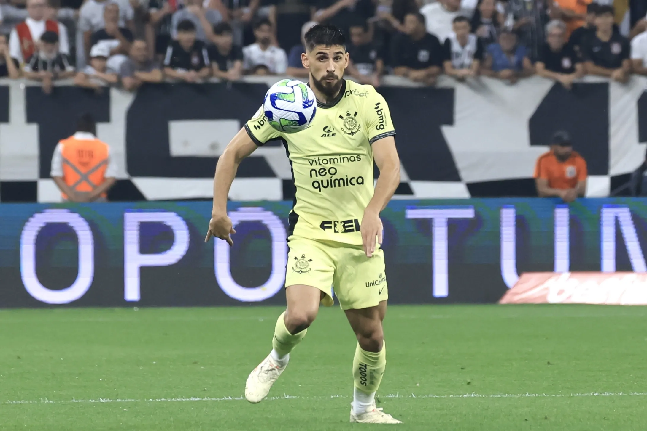 Bruno Mendez jogador do Corinthians durante partida contra o Botafogo na Arena Corinthians pelo campeonato Brasileiro A 2023. Foto: Marcello Zambrana/AGIF