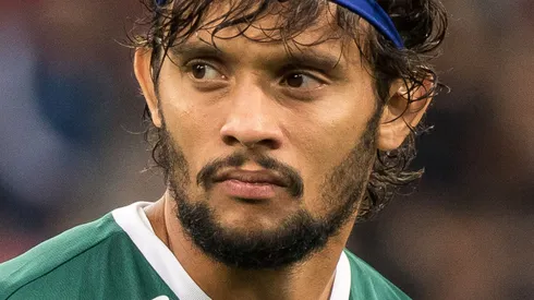 Gustavo Scarpa jogador do Palmeiras durante execução do hino nacional antes da partida contra o Athletico-PR no estádio Arena da Baixada pelo campeonato Brasileiro A 2022. Foto: Robson Mafra/AGIF