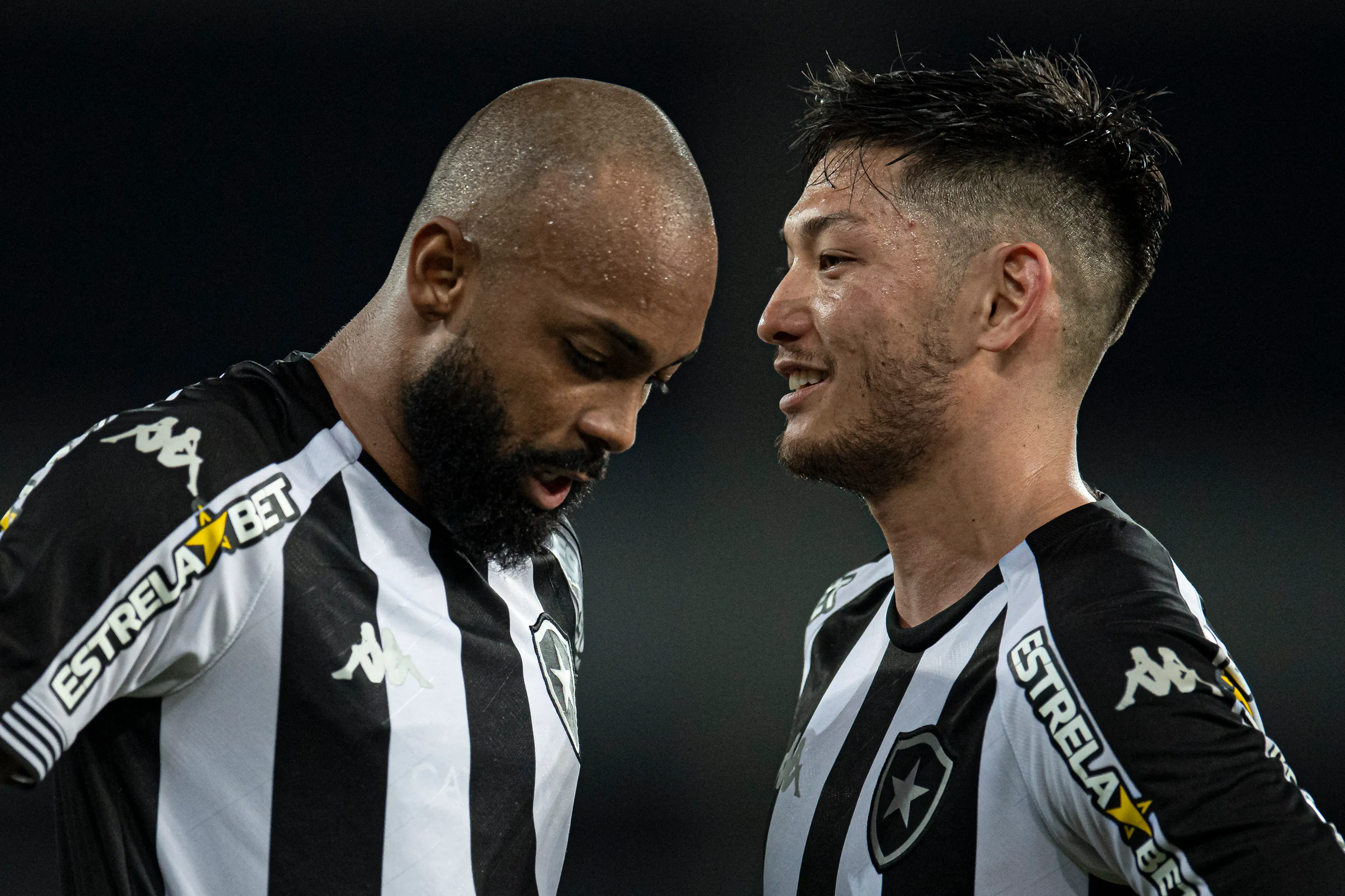 Chay e Luis Oyama jogadores do Botafogo durante partida contra o Sampaio Correa no estadio Engenhao pelo campeonato Brasileiro B 2021. Foto: Jorge Rodrigues/AGIF