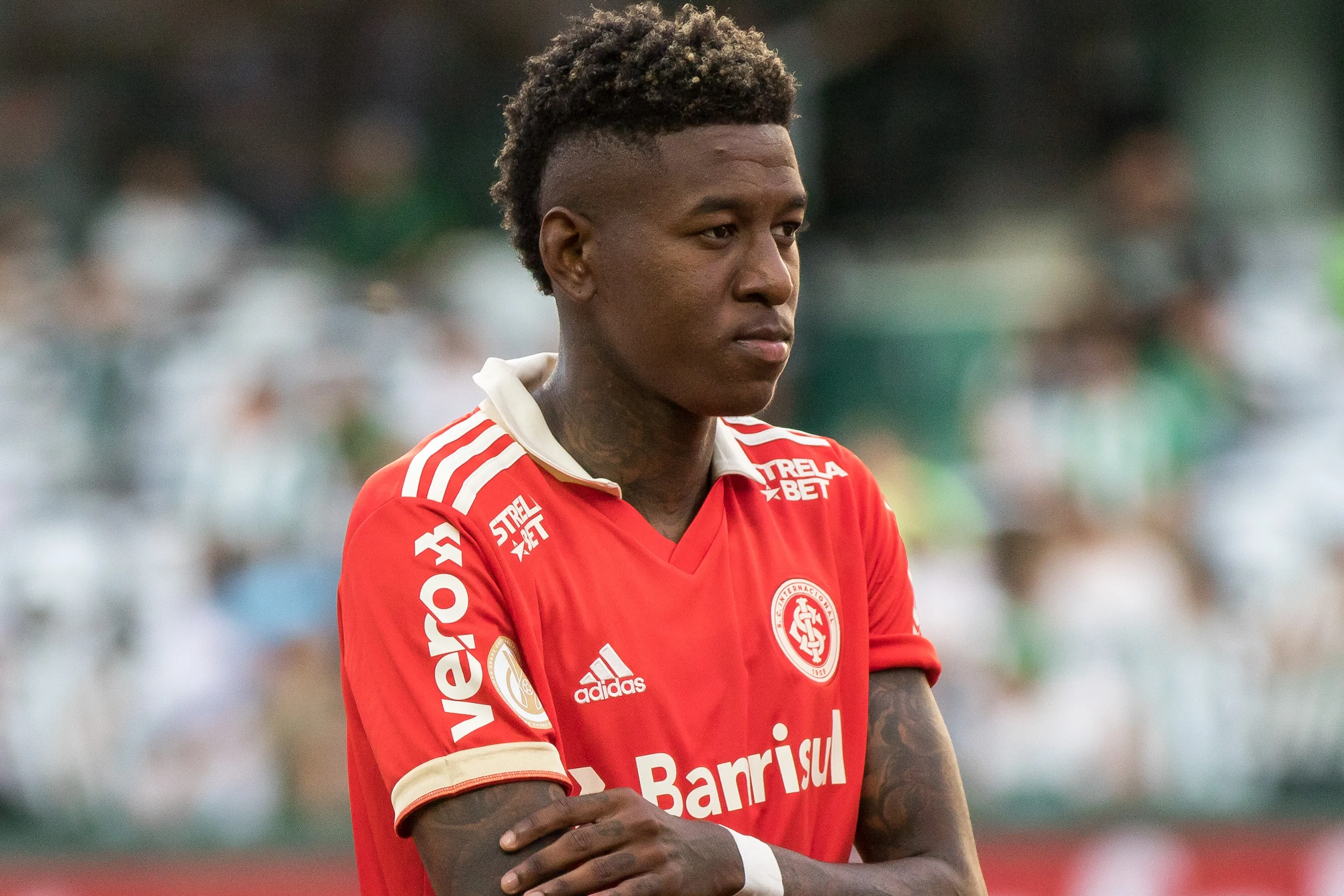 Vitao jogador do Internacional durante execucao do hino nacional antes da partida contra o Coritiba no estadio Couto Pereira pelo campeonato Brasileiro A 2022. Foto: Robson Mafra/AGIF