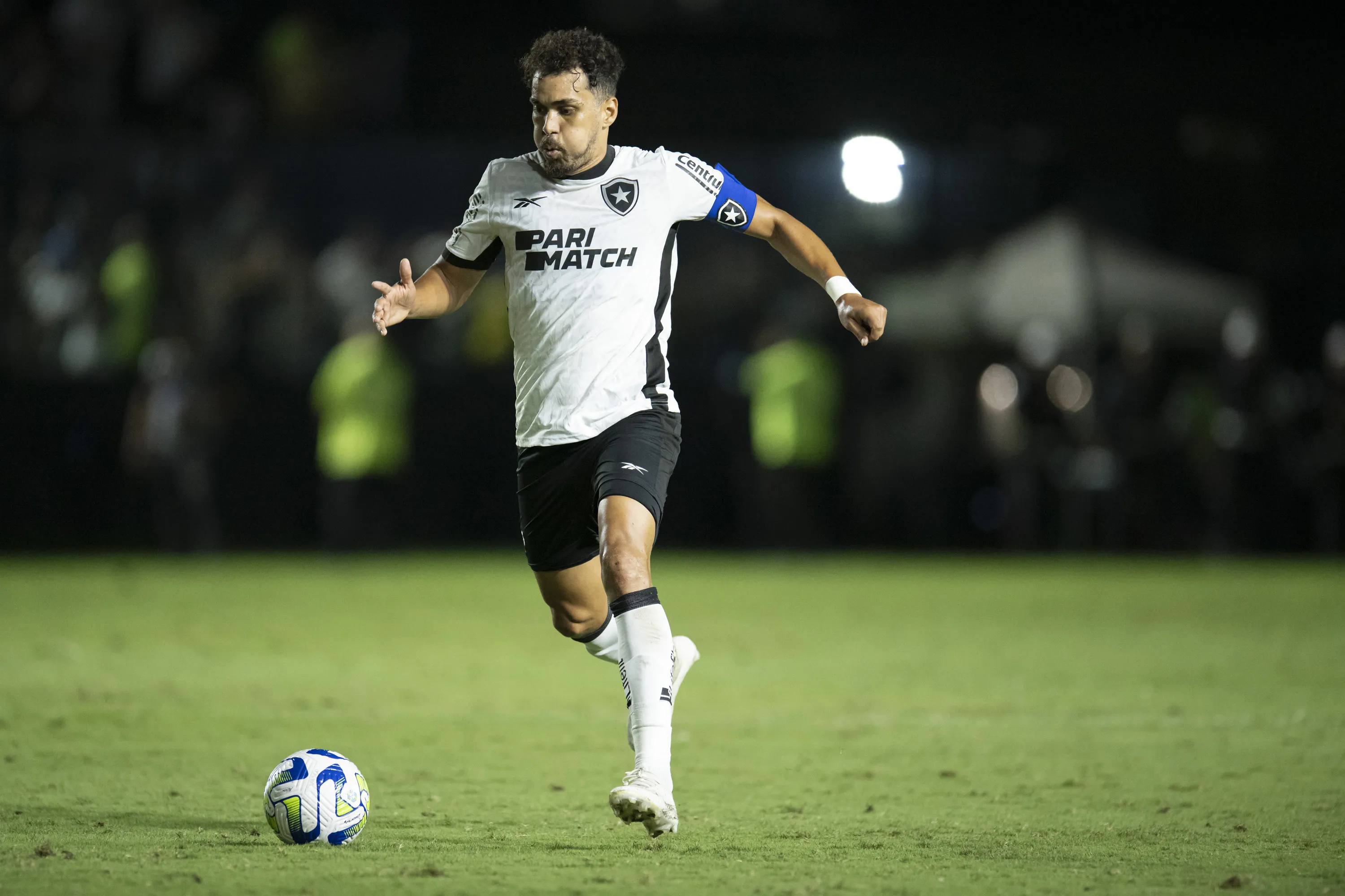 Eduardo jogador do Botafogo durante partida contra o Vasco em São Januário pelo campeonato Brasileiro A 2023. Foto: Jorge Rodrigues/AGIF