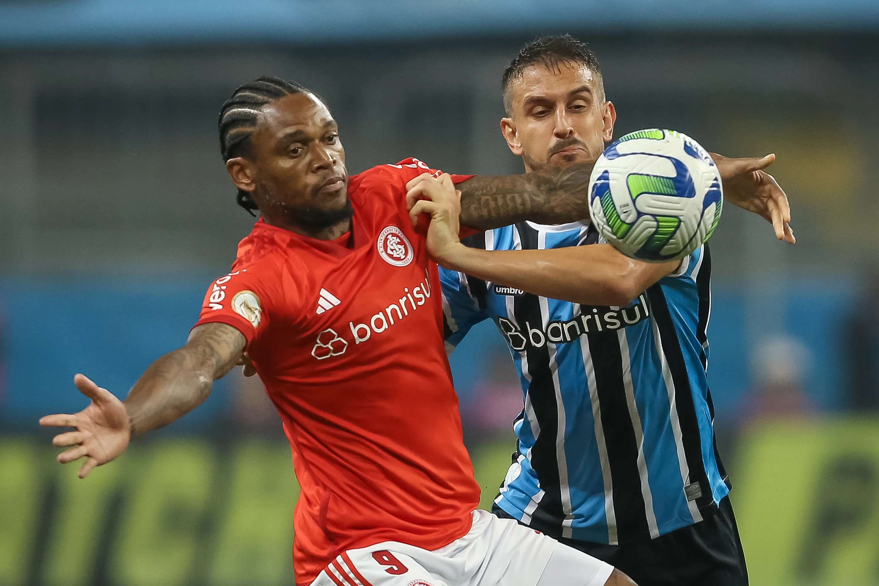 Bruno Uvini jogador do Gremio disputa lance com Luiz Adriano jogador do Internacional durante partida na Arena do Gremio pelo campeonato BRASILEIRO A 2023. Foto: Pedro H. Tesch/AGIF
