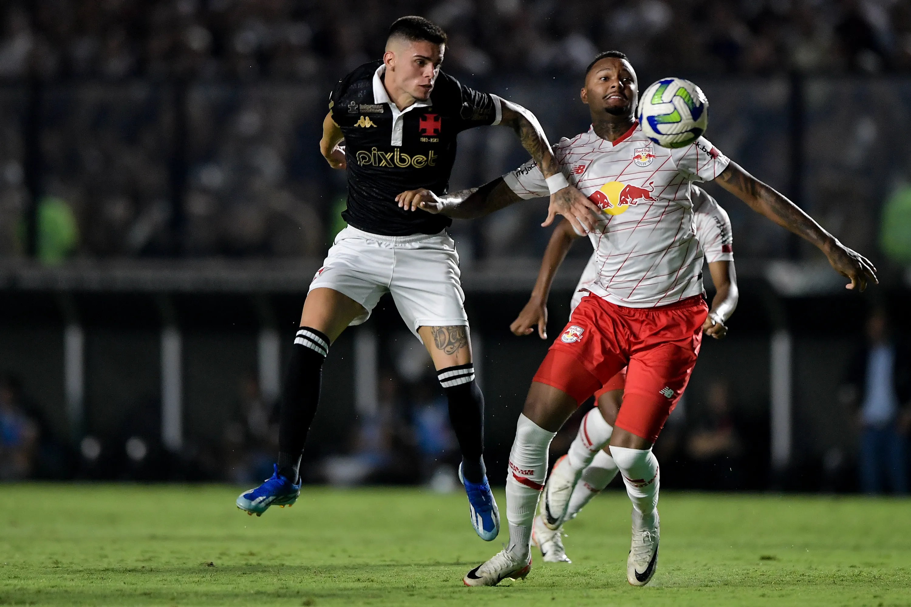 Gabriel Pec em ação pelo Vasco. Foto: Thiago Ribeiro/AGIF