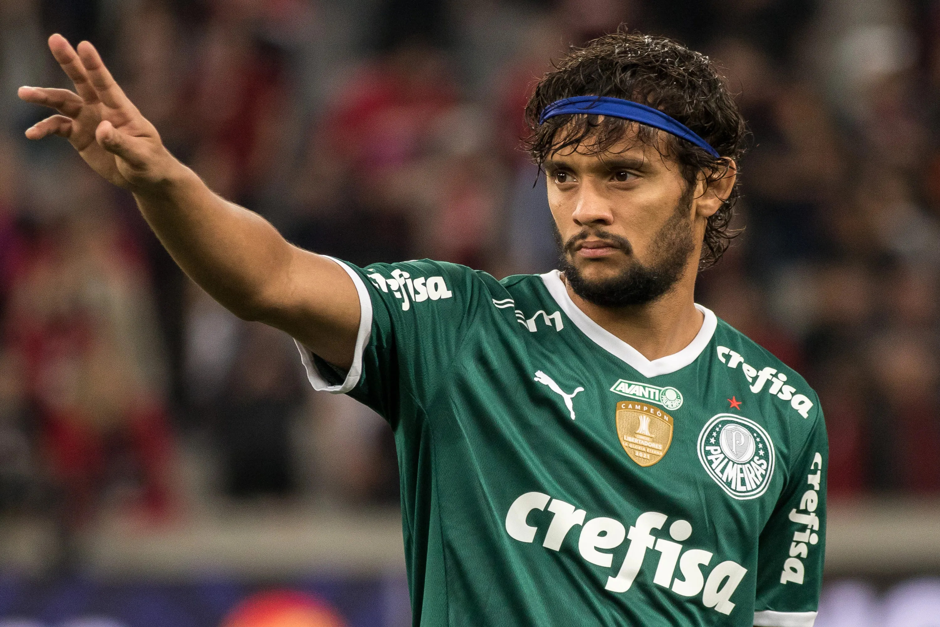 Gustavo Scarpa jogador do Palmeiras durante execucao do hino nacional antes da partida contra o Athletico-PR no estadio Arena da Baixada pelo campeonato Brasileiro A 2022. Foto: Robson Mafra/AGIF