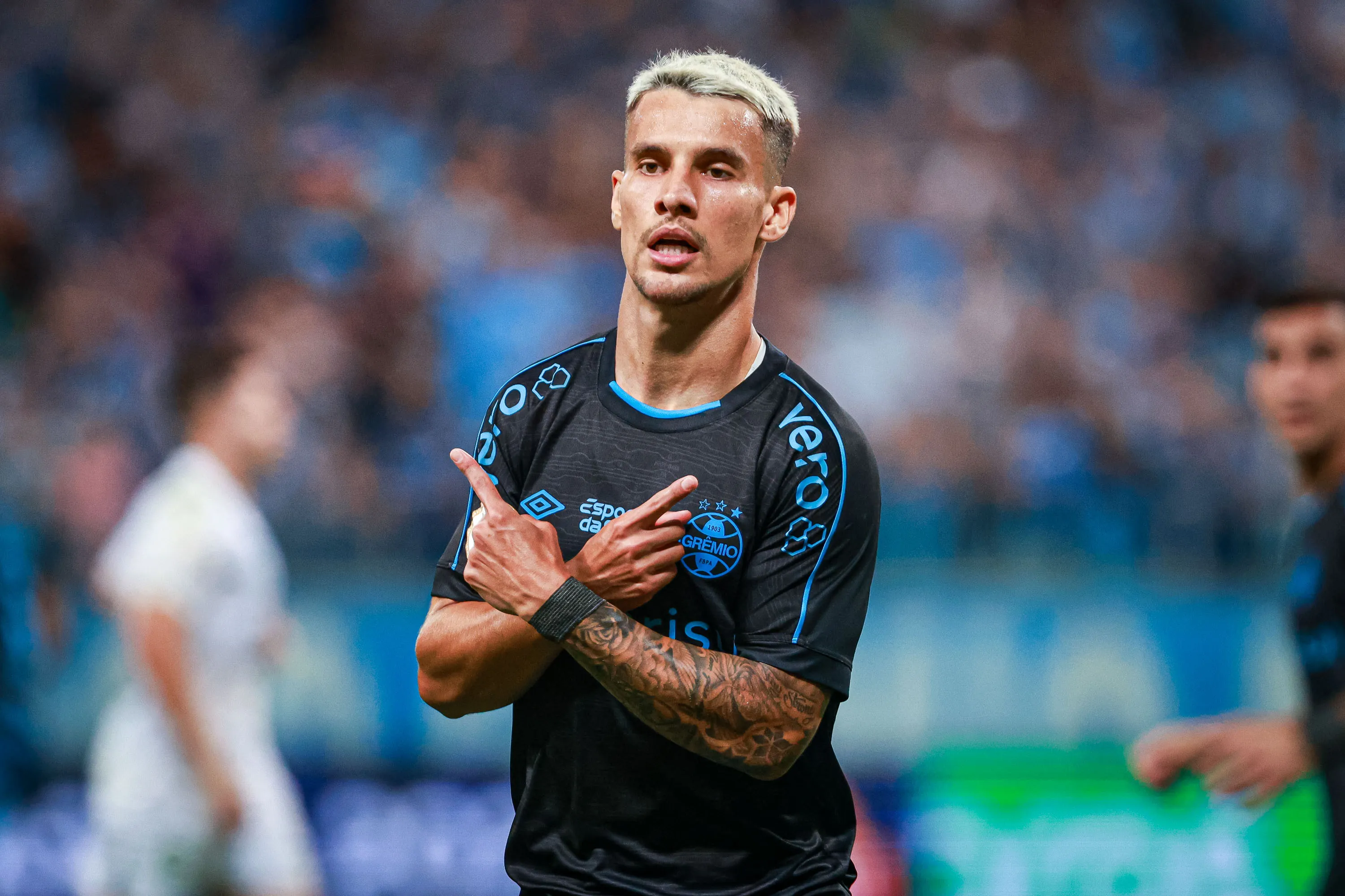 Ferreira jogador do Gremio comemora seu gol durante partida contra o Goias no estadio Arena do Gremio pelo campeonato Brasileiro A 2023. Foto: Maxi Franzoi/AGIF