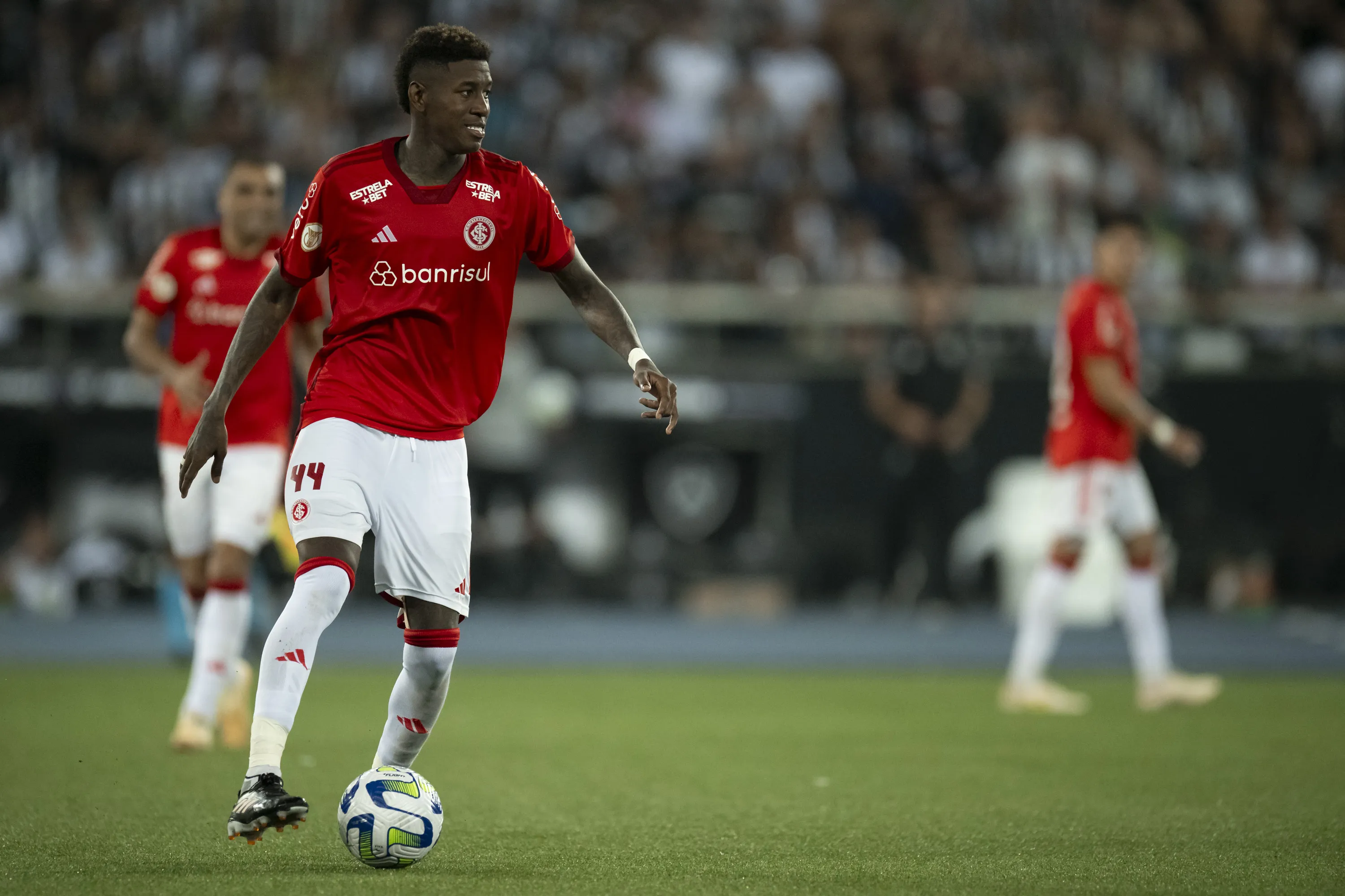 Foto: Jorge Rodrigues/AGIF – Inter quer prorrogar contrato de Vitão