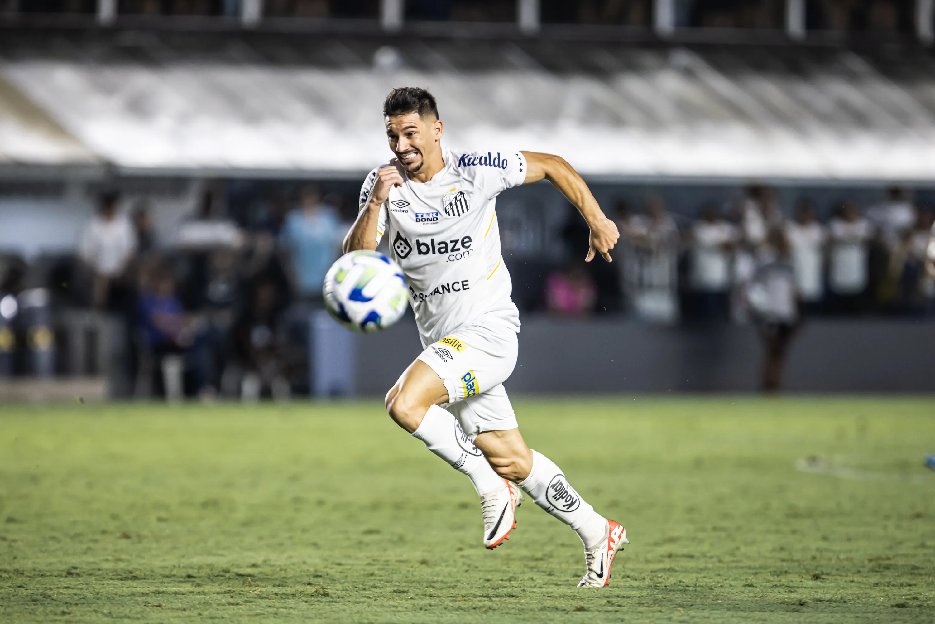 Maxi Silvera jogador do Santos durante partida contra o Fortaleza na Vila Belmiro pelo campeonato Brasileiro A 2023. Foto: Abner Dourado/AGIF