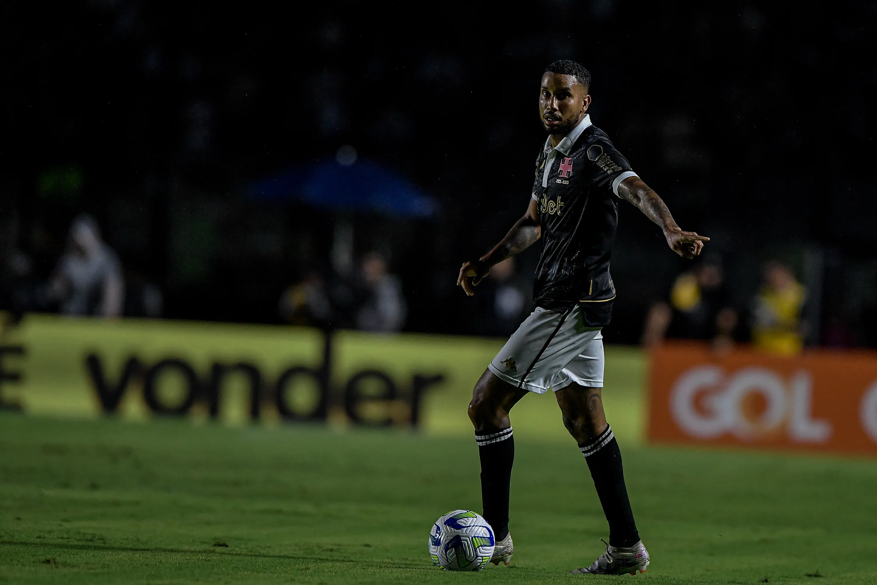 Foto: Thiago Ribeiro/AGIF – Jair em ação pelo Vasco no Campeonato Brasileiro.