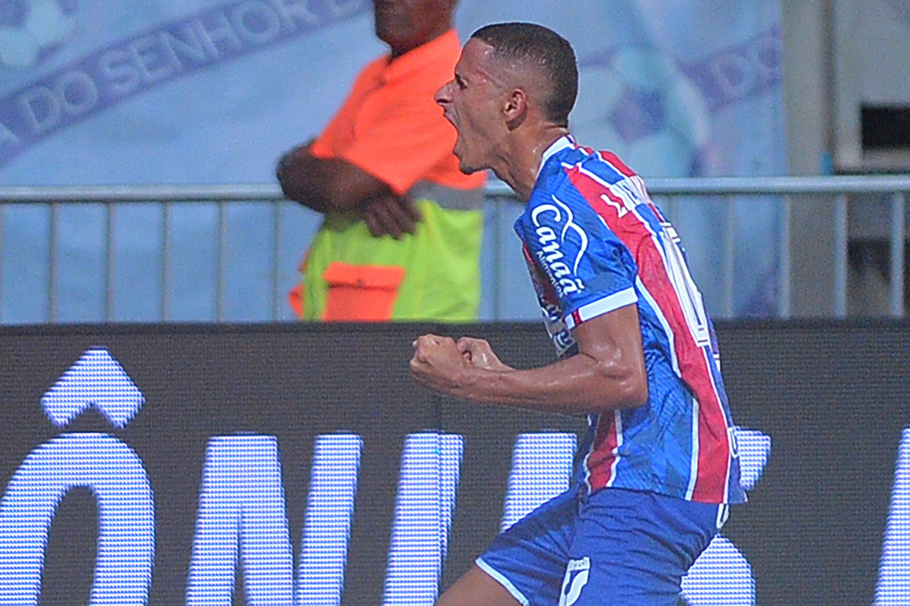 Foto: Walmir Cirne/AGIF – Luciano Juba comemorando gol com a camisa do Bahia.
