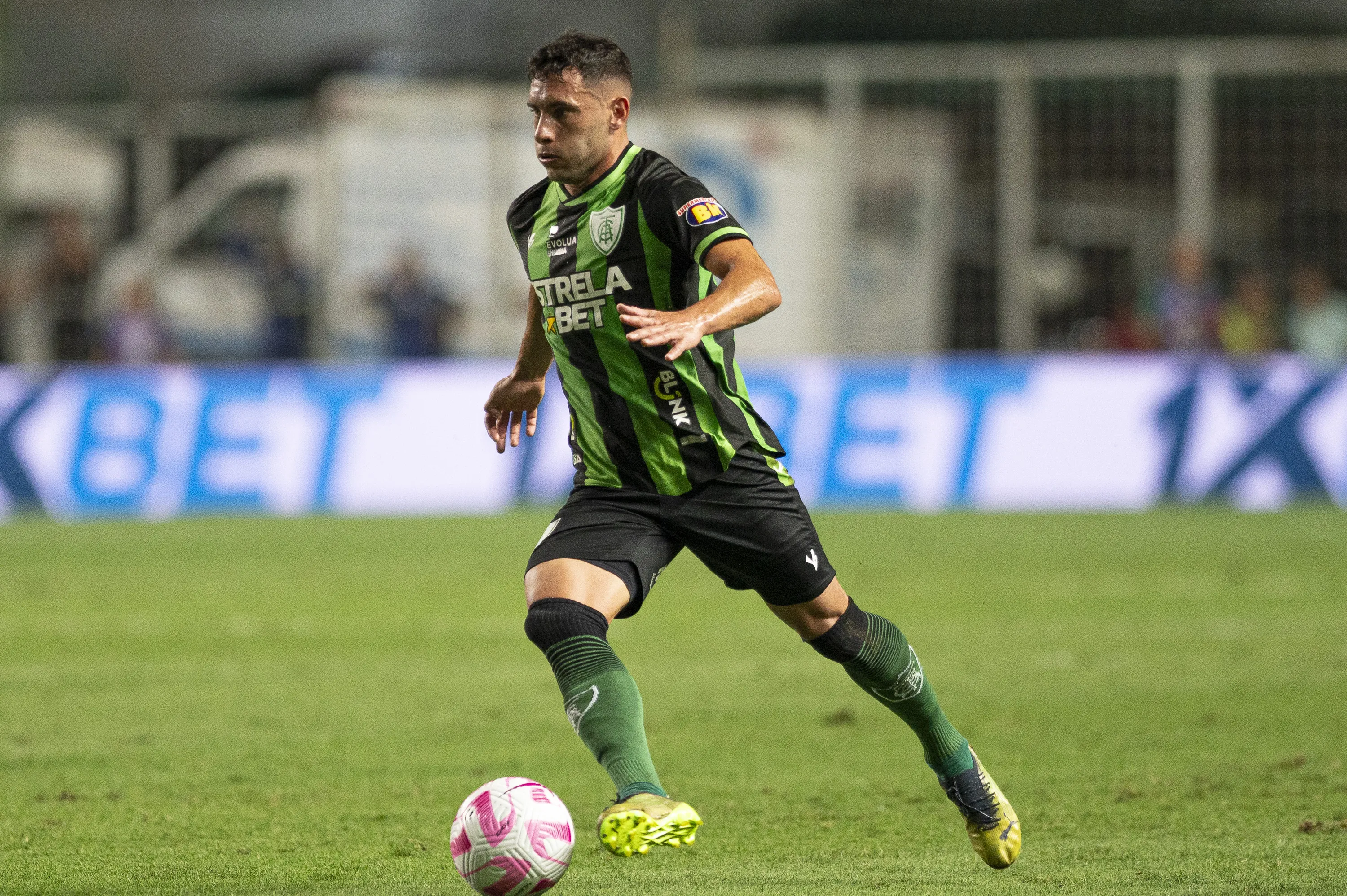 Foto: Alessandra Torres/AGIF – Emmanuel Martínez em ação pelo América no Campeonato Brasileiro.