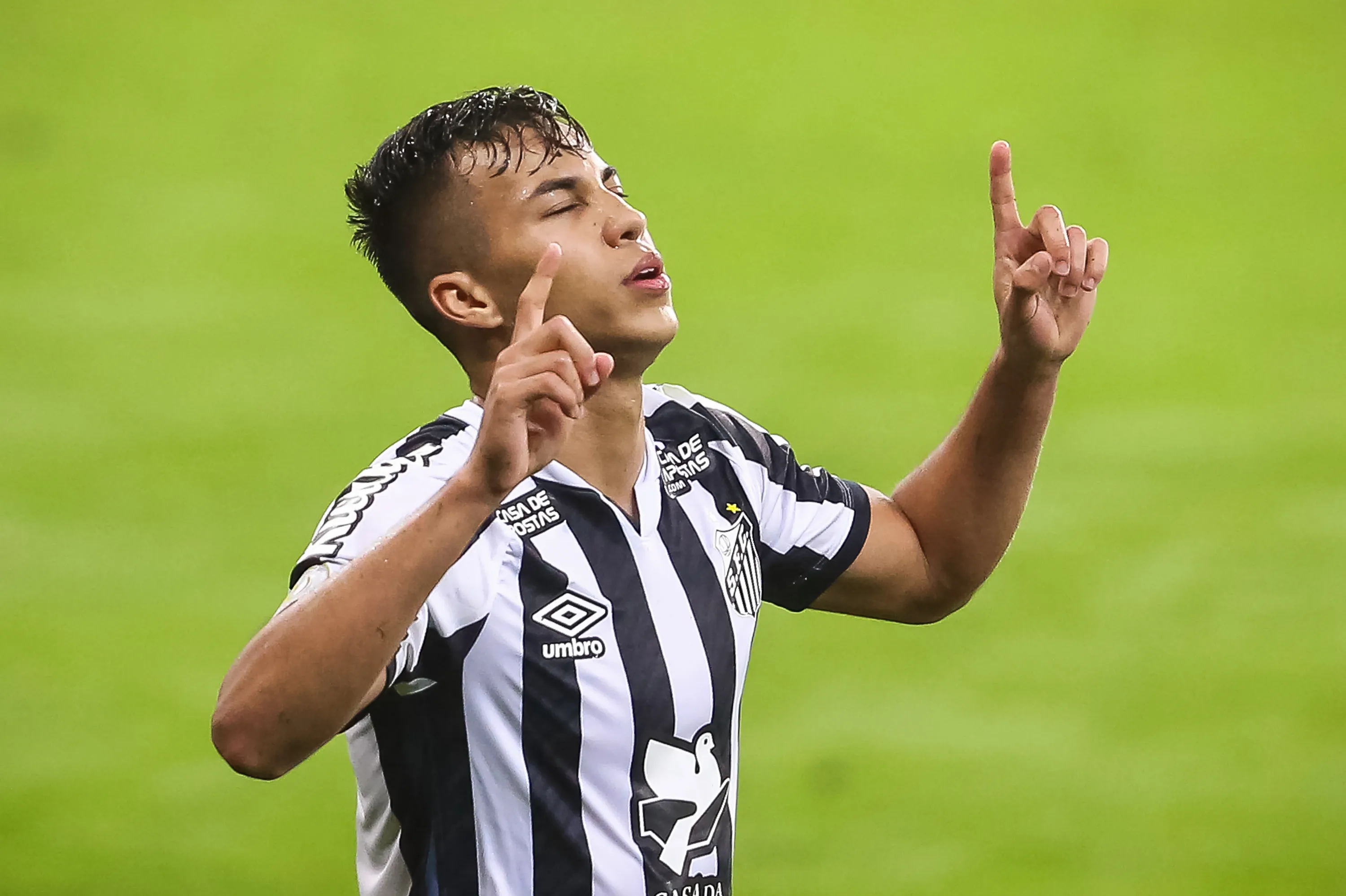 Kaio Jorge jogador do Santos comemora seu gol durante partida contra o Internacional no estadio Beira-Rio pelo campeonato Brasileiro A 2020. Foto: Pedro H. Tesch/AGIF