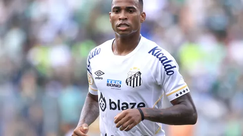 Foto: Marcello Zambrana/AGIF – Jean Lucas em partida pelo Santos no Campeonato Brasileiro
