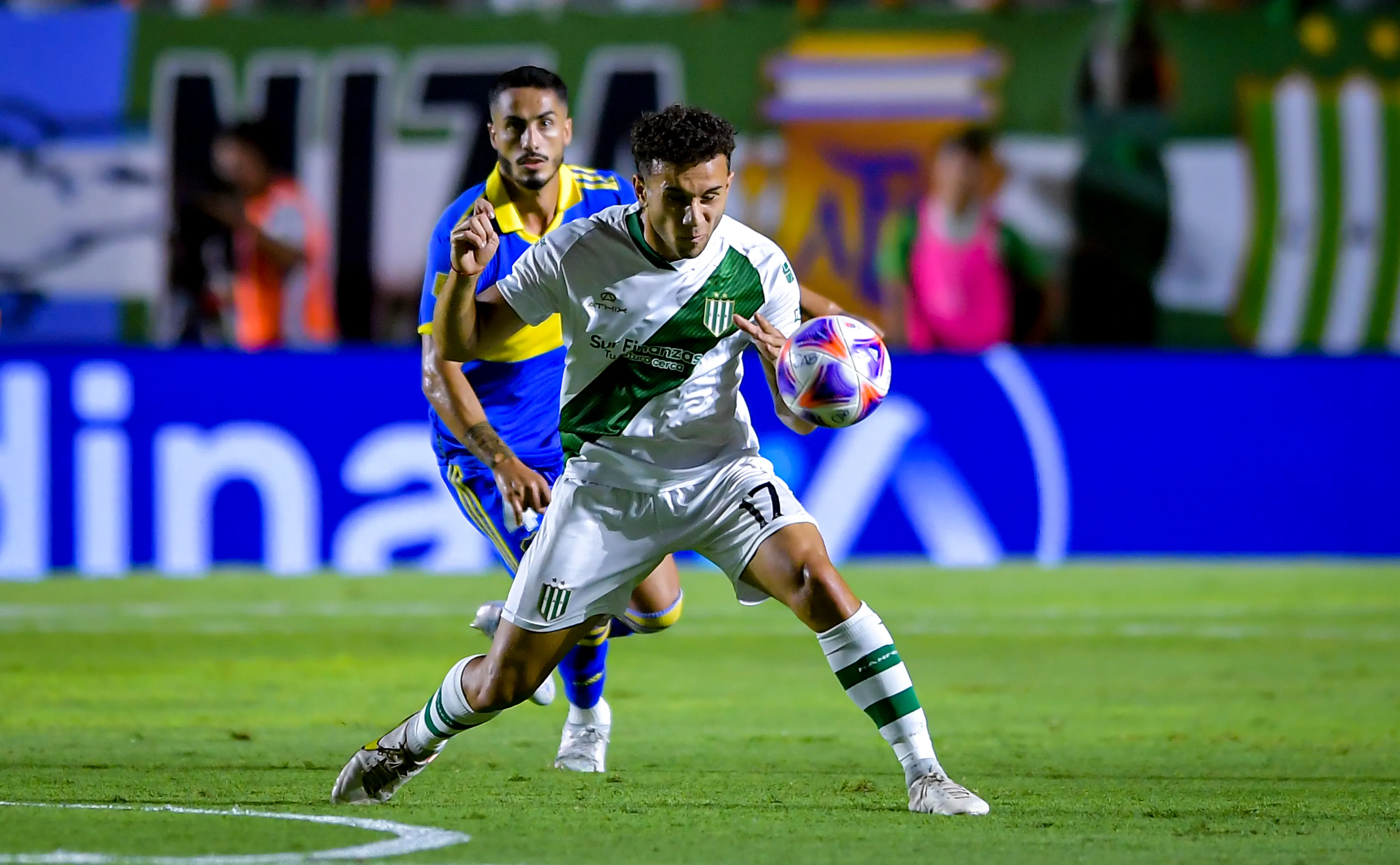 Photo by Marcelo Endelli/Getty Images – Juan Bisanz em ação com a camisa do Banfield.