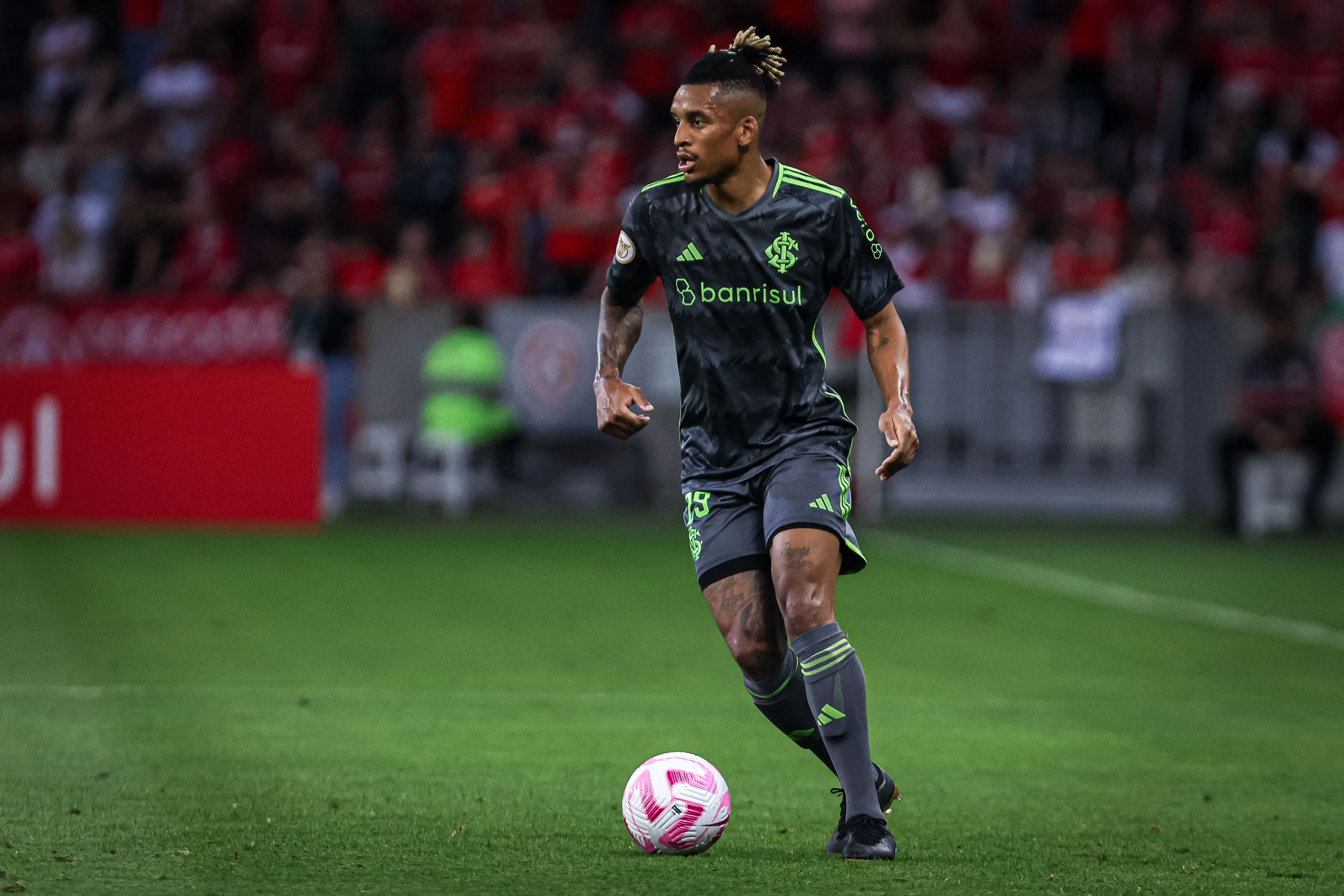 Dalbert pelo Internacional durante partida contra o Coritiba no Beira-Rio pelo campeonato Brasileiro A 2023. Foto: Maxi Franzoi/AGIF