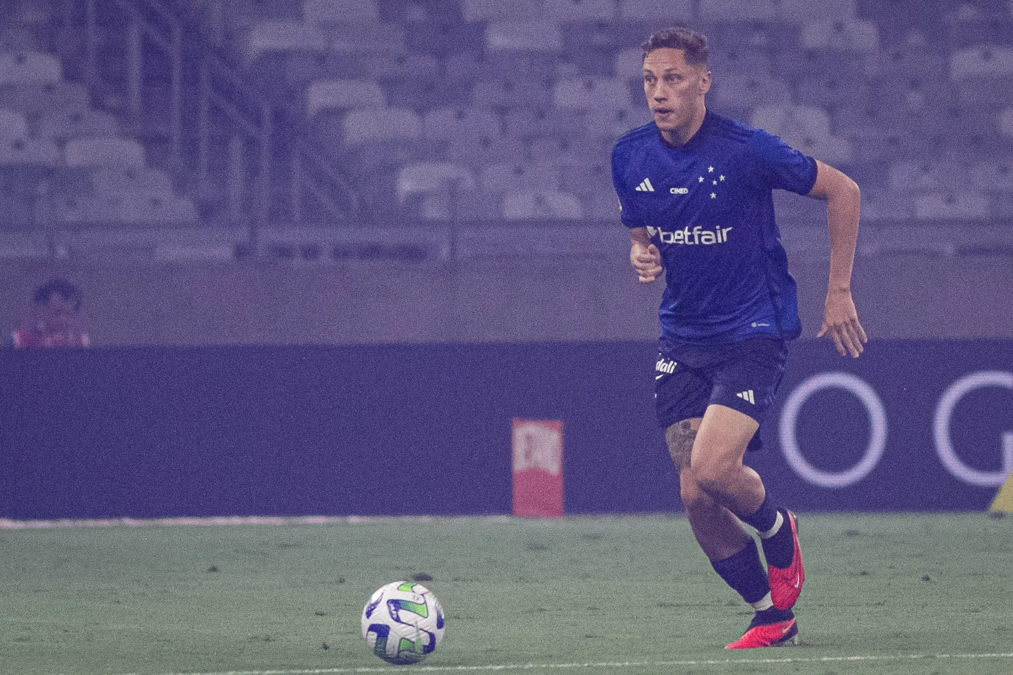 Ian Luccas jogador do Cruzeiro durante partida contra o Athletico-PR no  Mineirão pelo campeonato Brasileiro A 2023. Foto: Fernando Moreno/AGIF