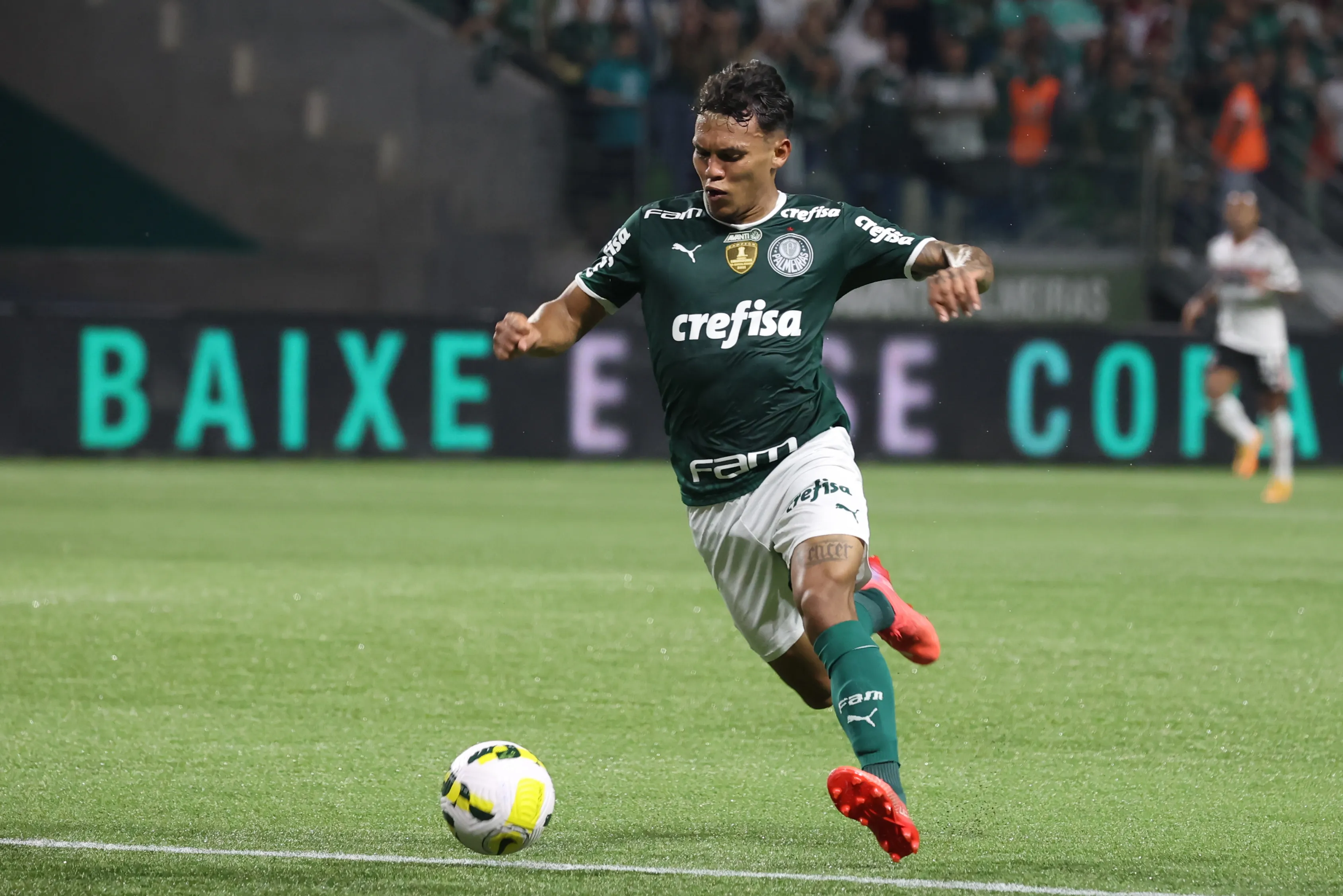 Foto: Marcello Zambrana/AGIF – Gabriel Verón em ação pelo Palmeiras no Campeonato Brasileiro.
