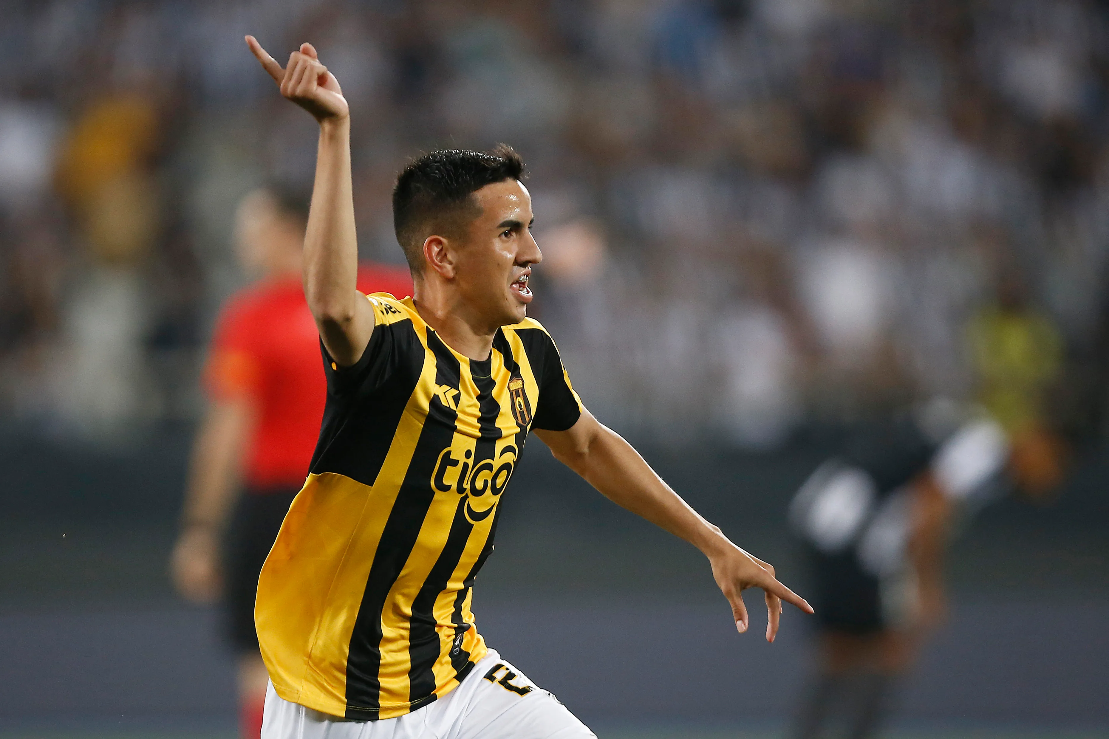 Photo by Wagner Meier/Getty Images – Romeo Benitez em ação pelo Guarani, do Paraguai, diante do Botafogo.