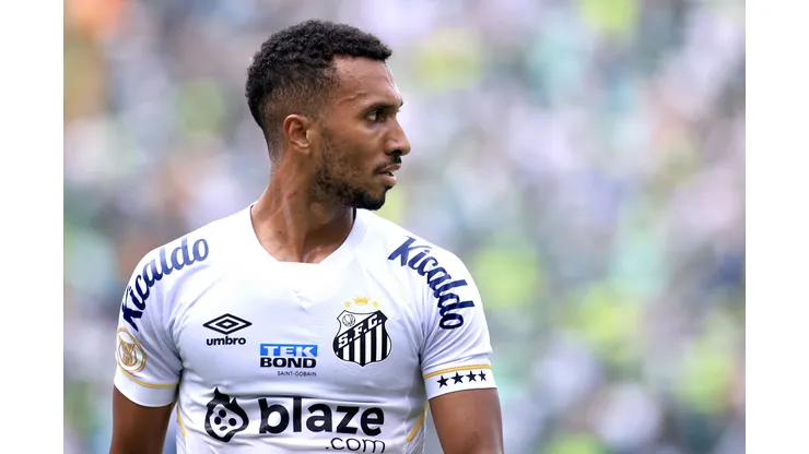 Lucas Braga jogador do Santos durante partida contra o Palmeiras no estadio Arena Barueri pelo campeonato Brasileiro A 2023. Foto: Marcello Zambrana/AGIF